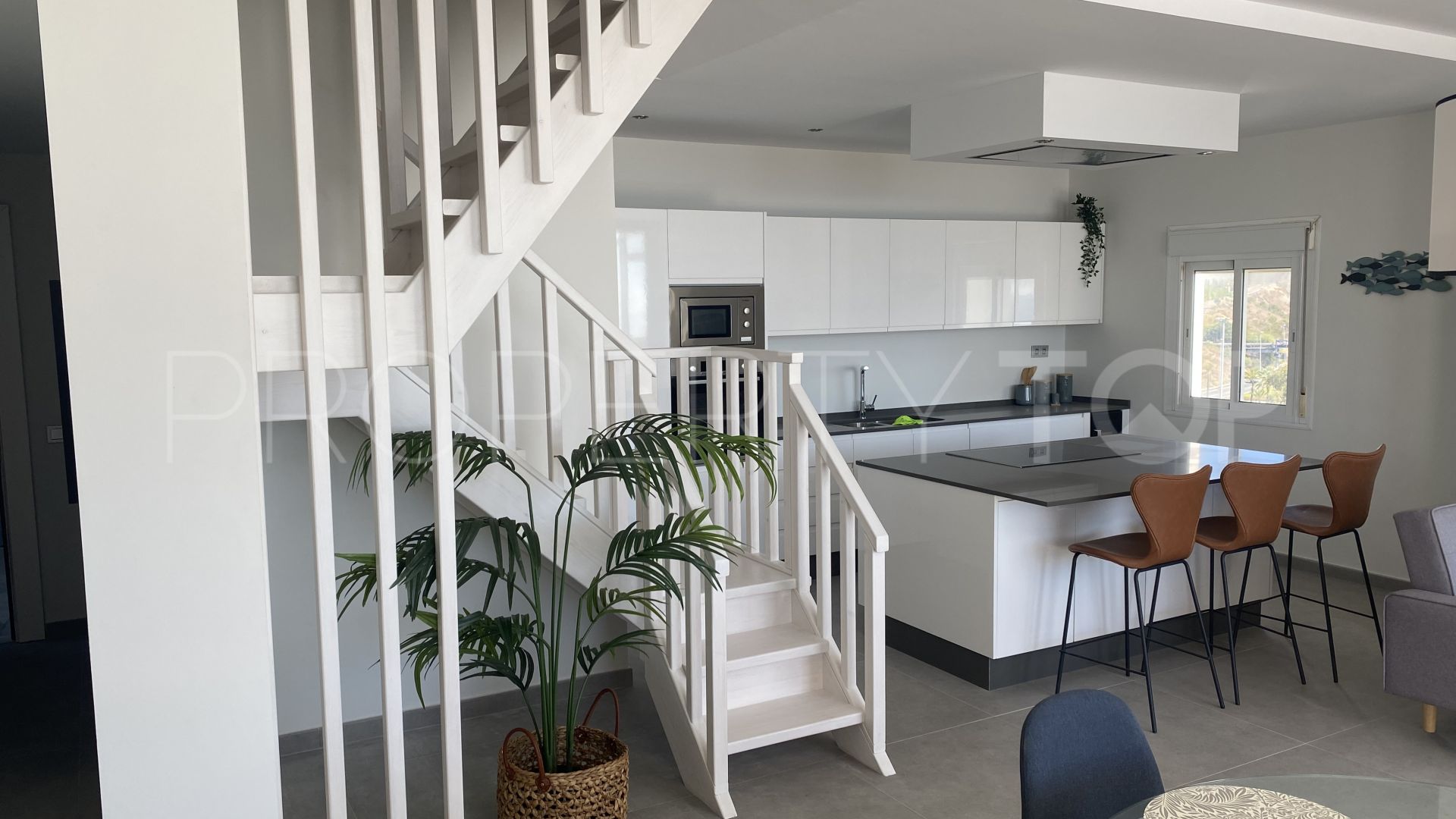 For sale duplex penthouse with 3 bedrooms in Bahía de Estepona