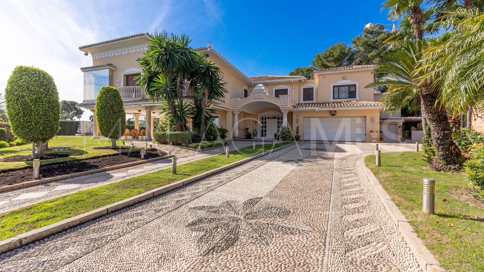 Villa for sale in Los Monteros Playa