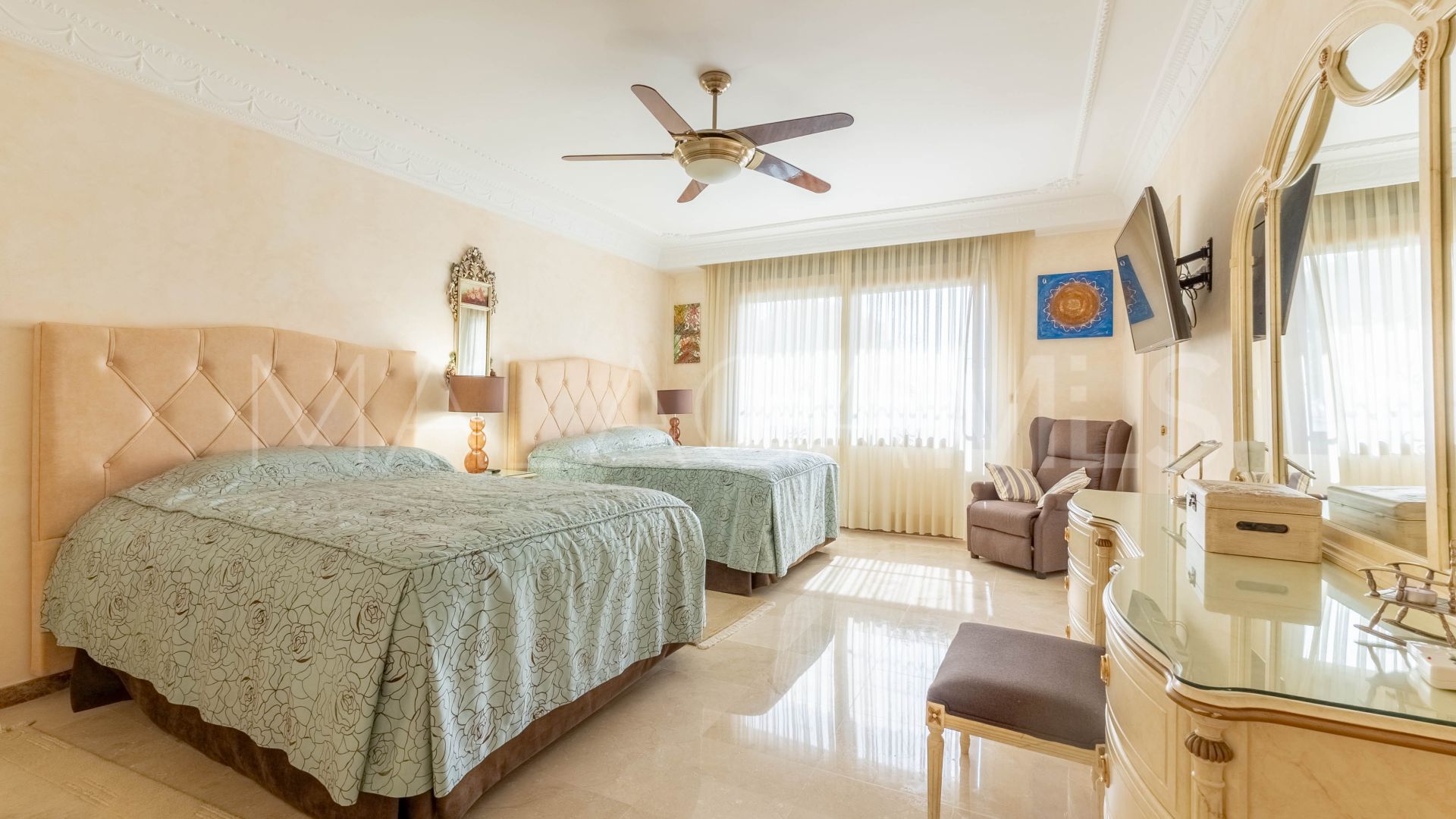 Villa for sale in Los Monteros Playa