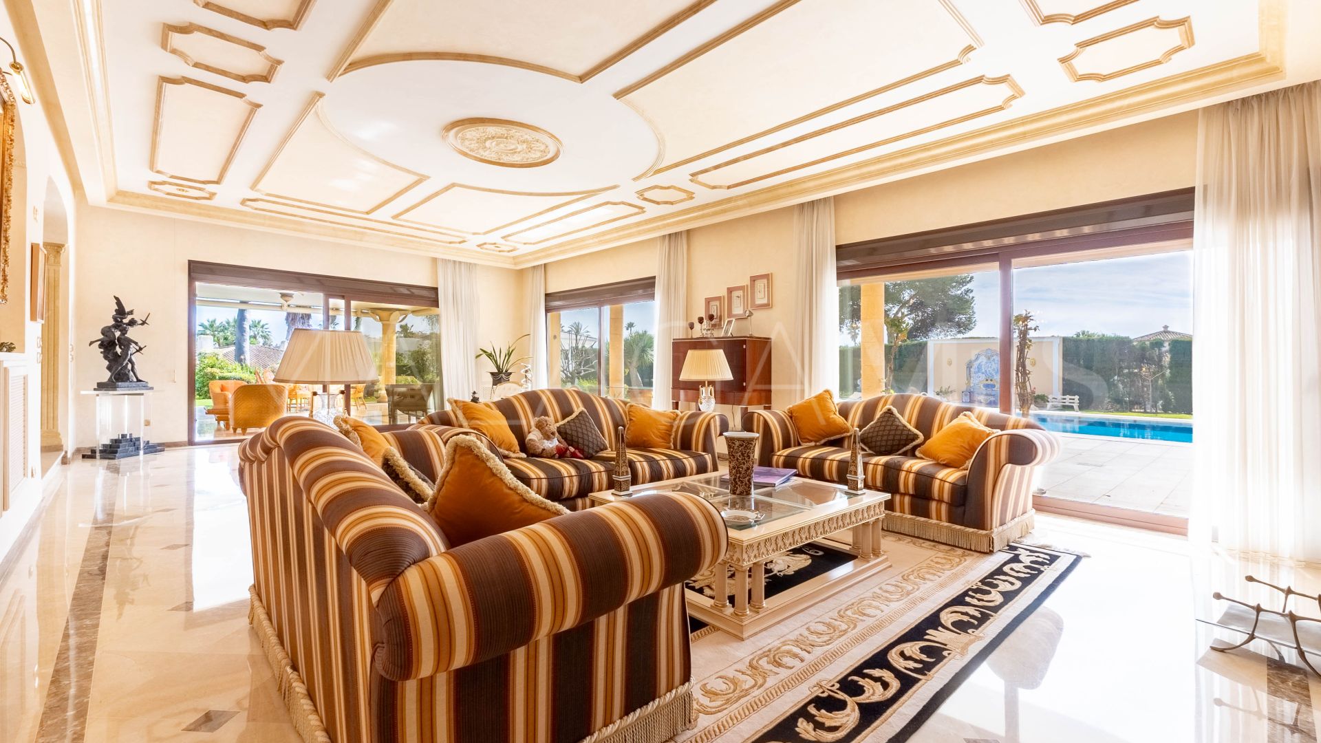 Villa for sale in Los Monteros Playa