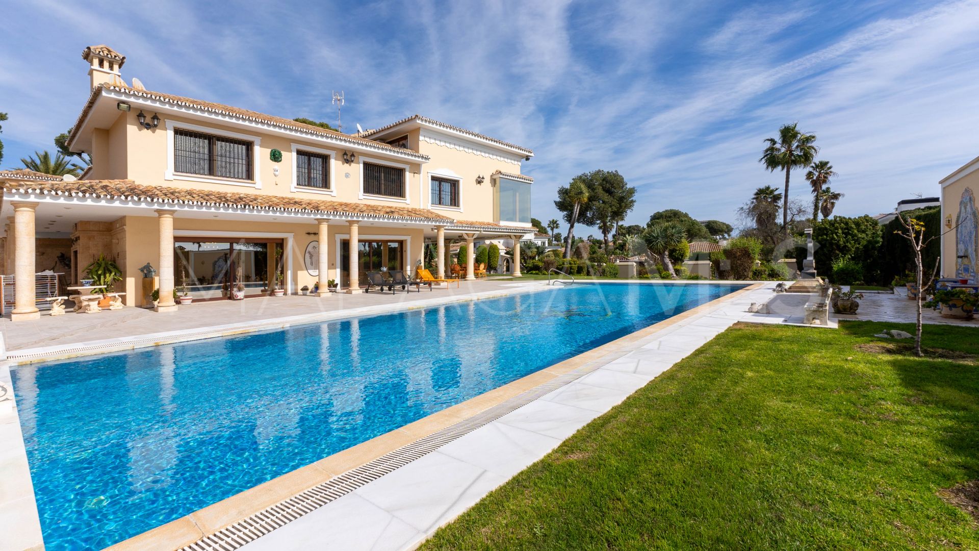 Villa for sale in Los Monteros Playa
