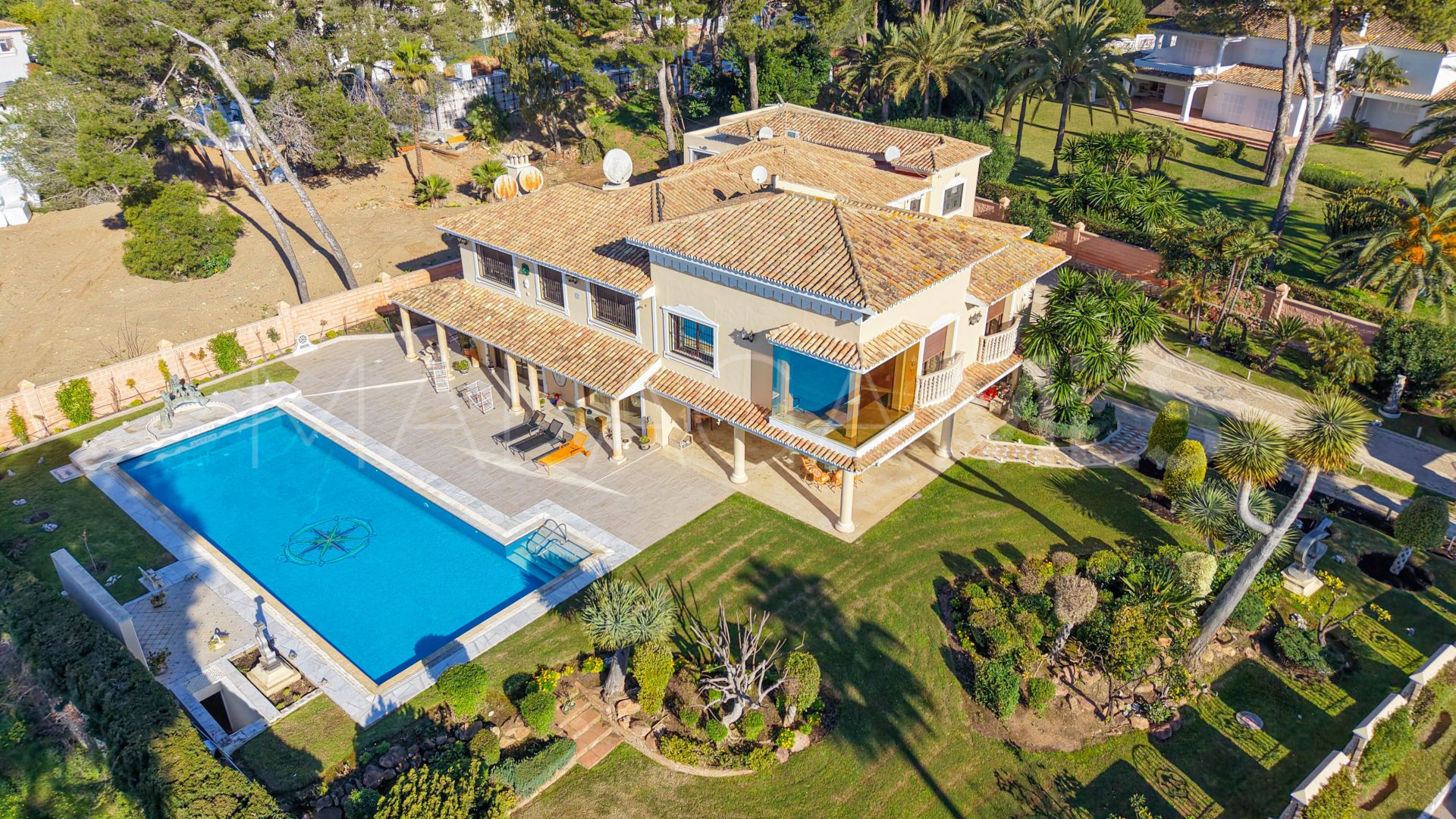 Villa for sale in Los Monteros Playa