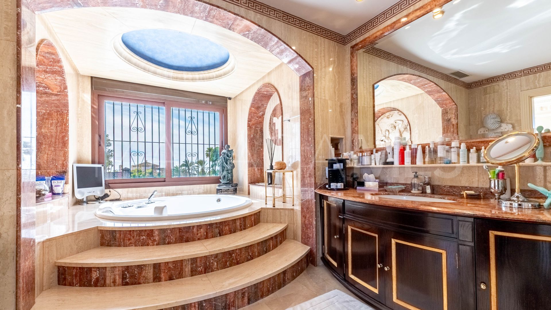 Villa for sale in Los Monteros Playa