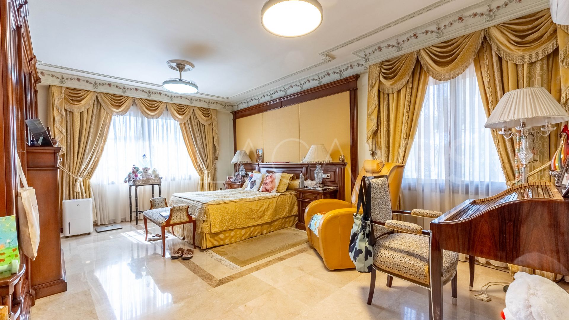 Villa for sale in Los Monteros Playa