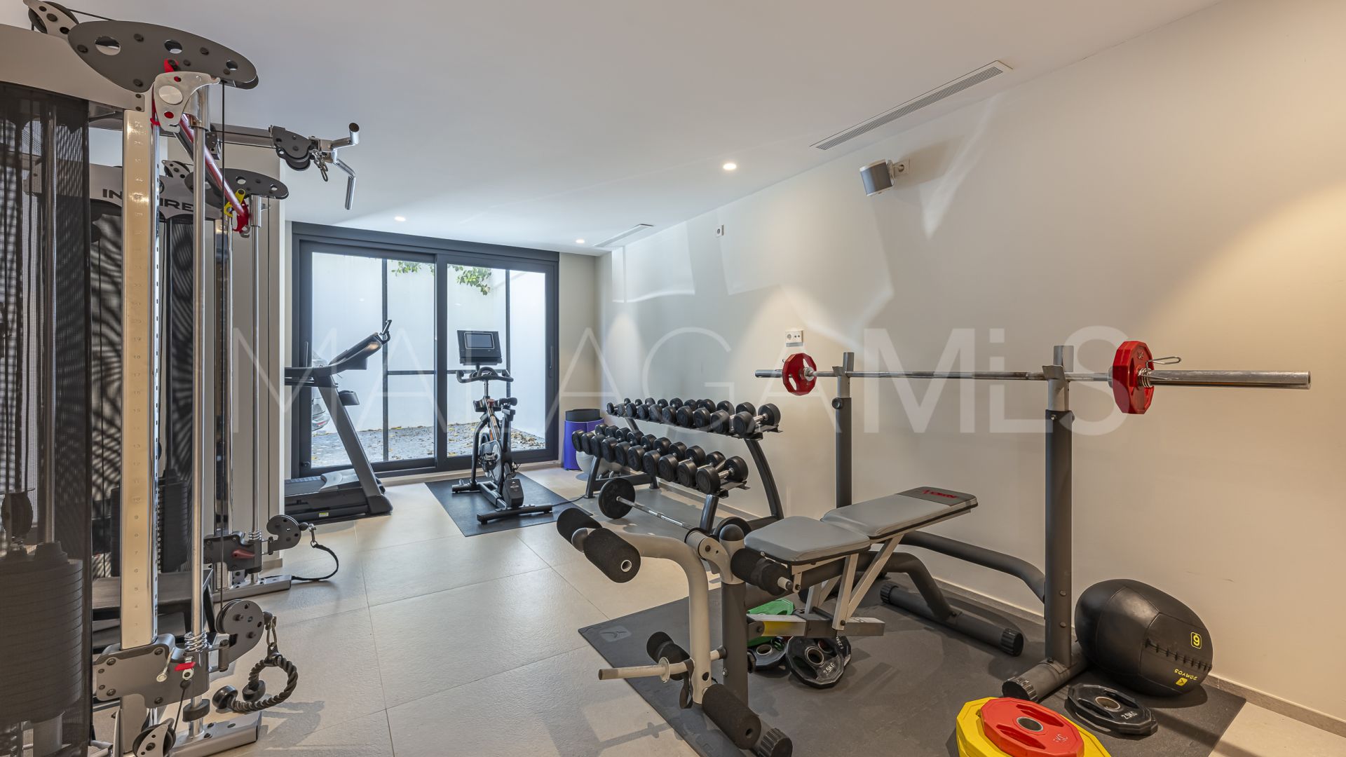 Villa for sale in Elviria