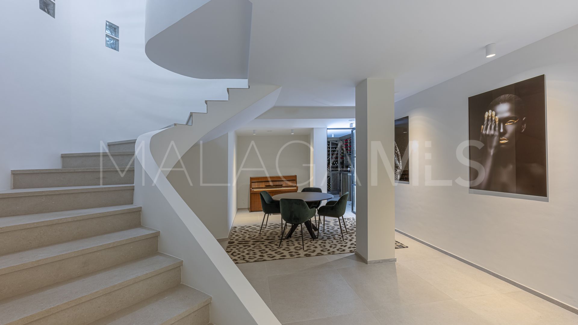 Villa for sale in Elviria