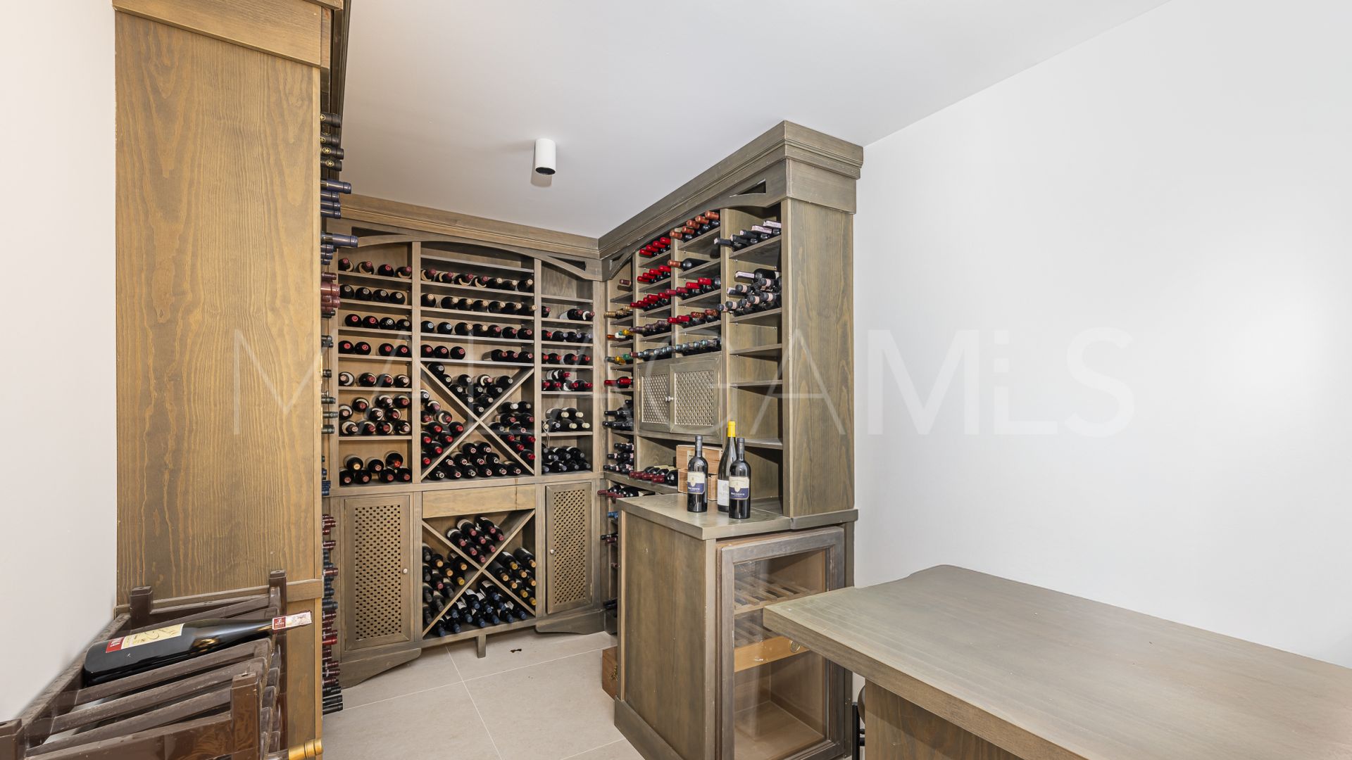 Villa for sale in Elviria