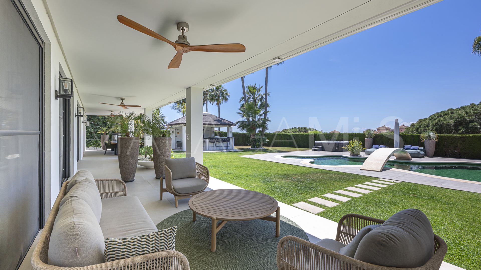 Villa for sale in Elviria