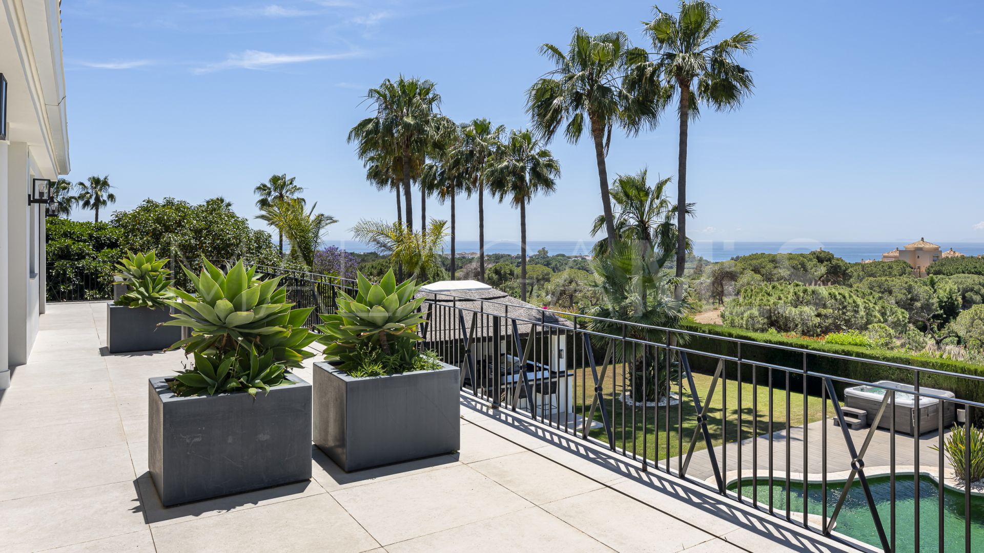 Villa for sale in Elviria
