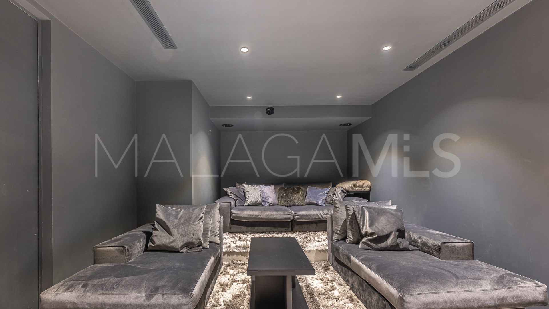 Villa for sale in Elviria