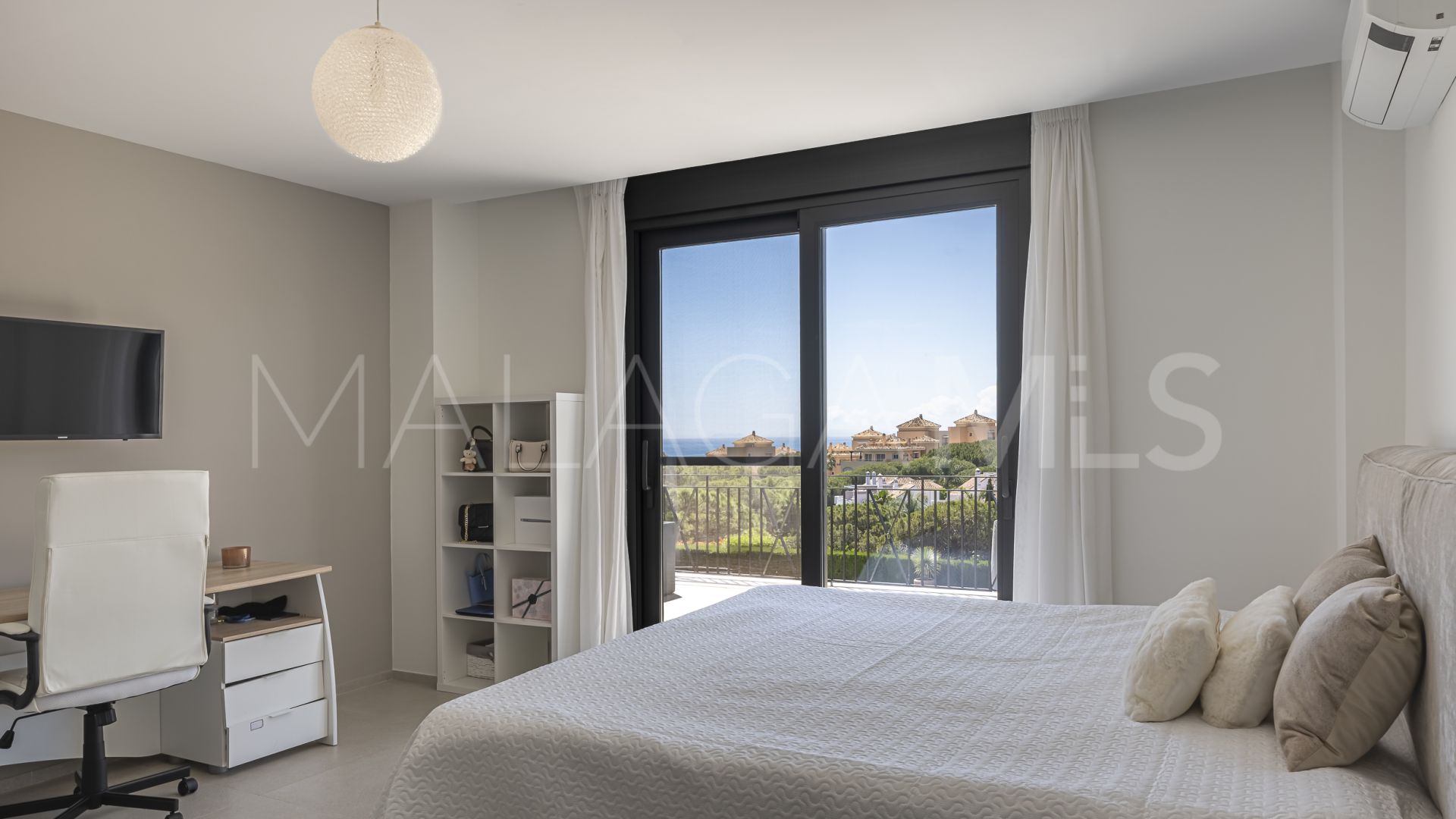 Villa for sale in Elviria