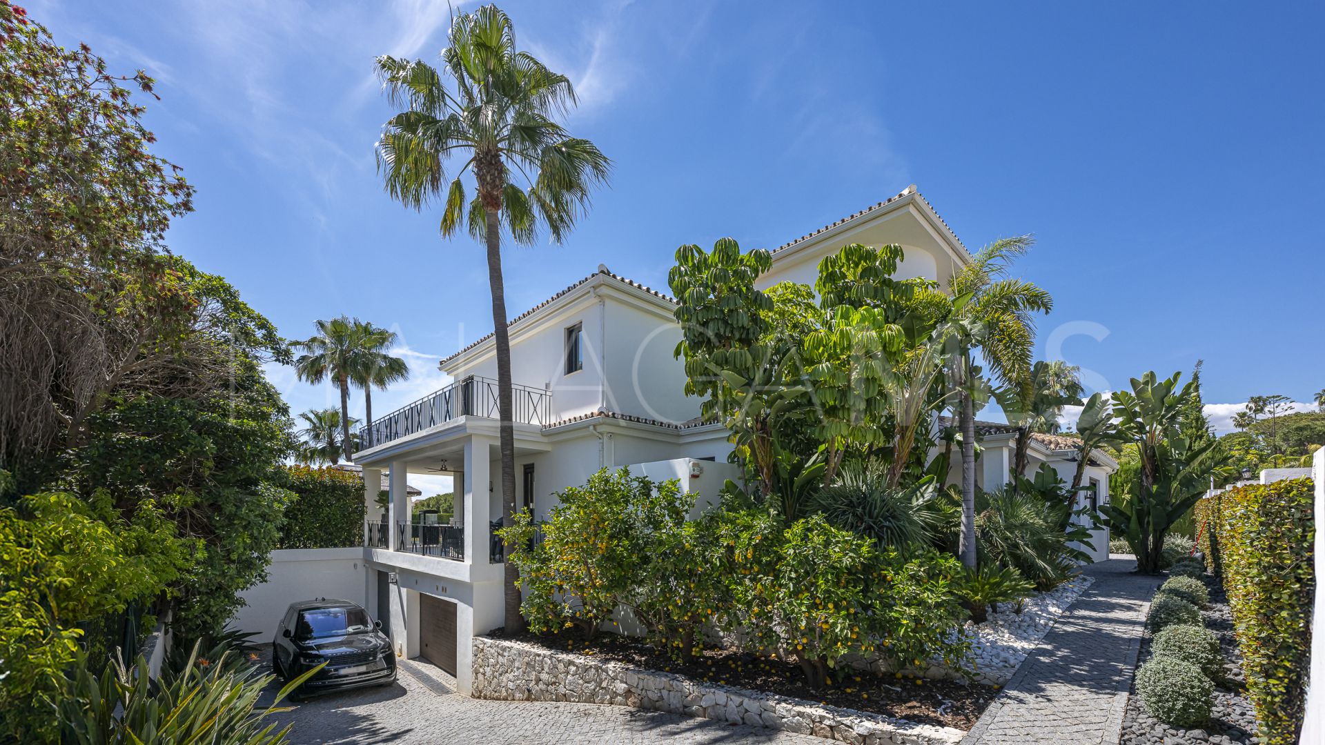 Villa for sale in Elviria