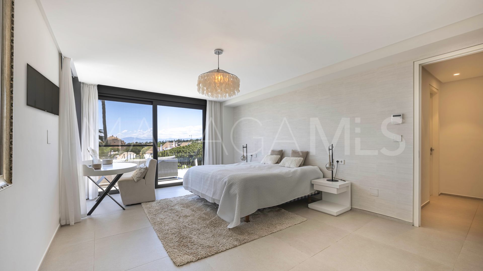 Villa for sale in Elviria