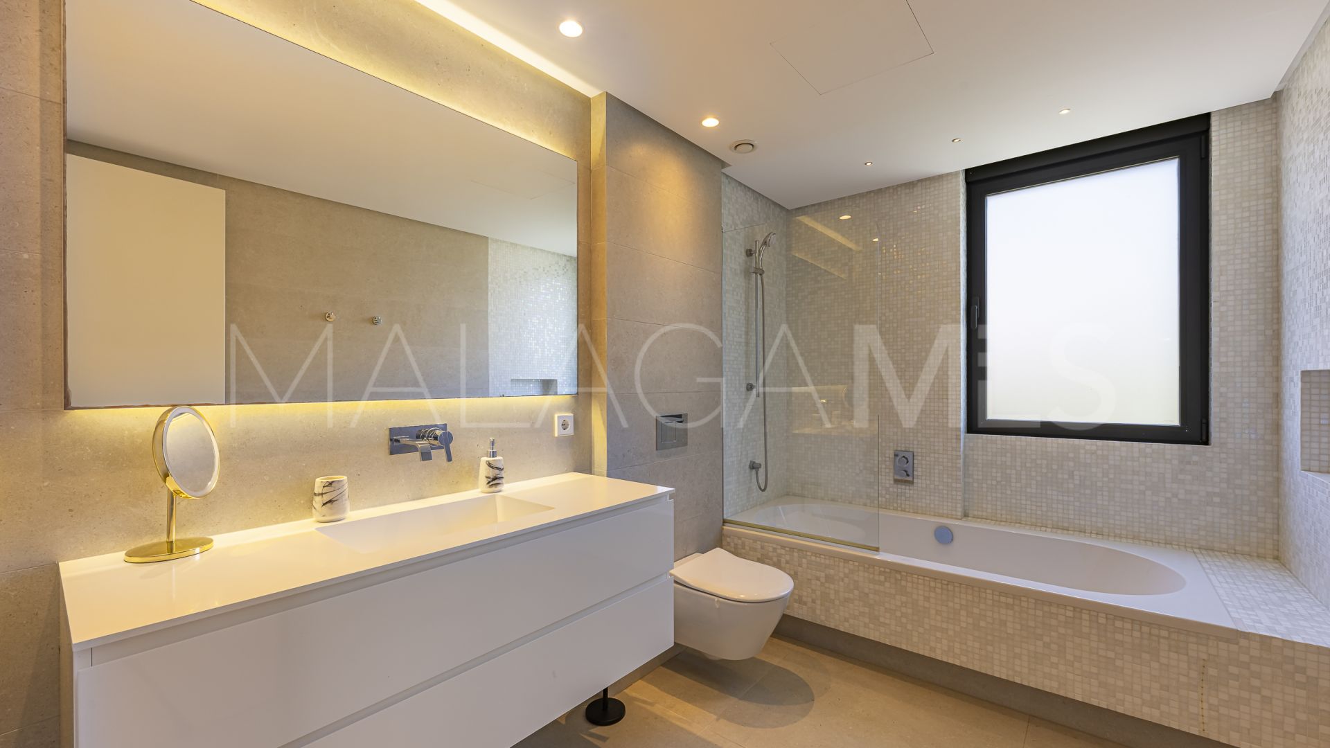 Villa for sale in Elviria