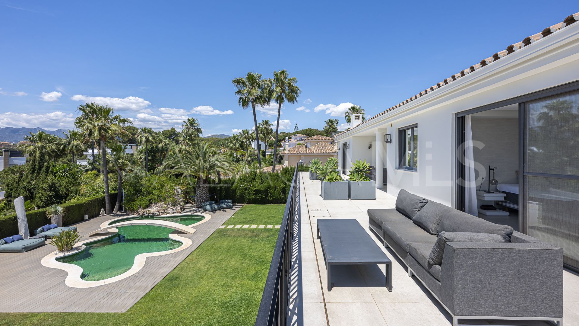 Villa for sale in Elviria