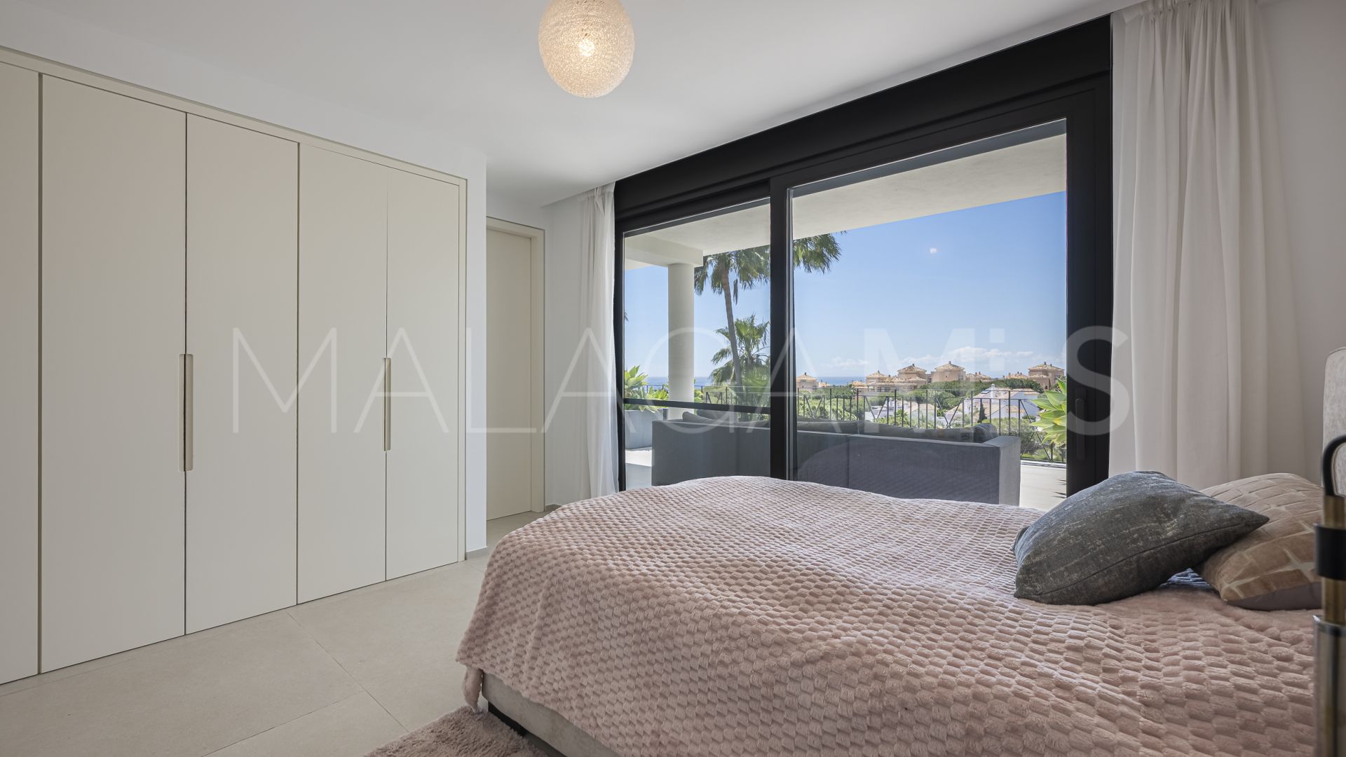Villa for sale in Elviria