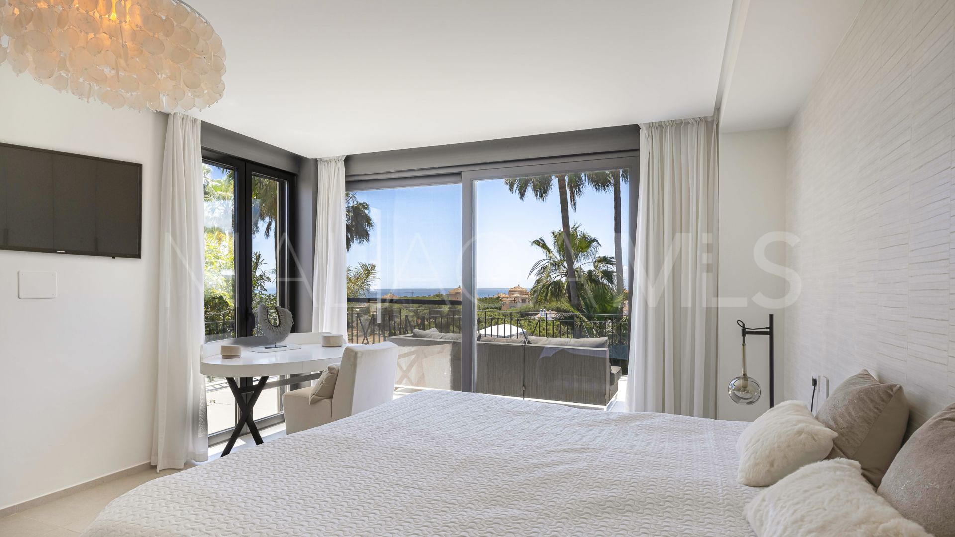 Villa for sale in Elviria