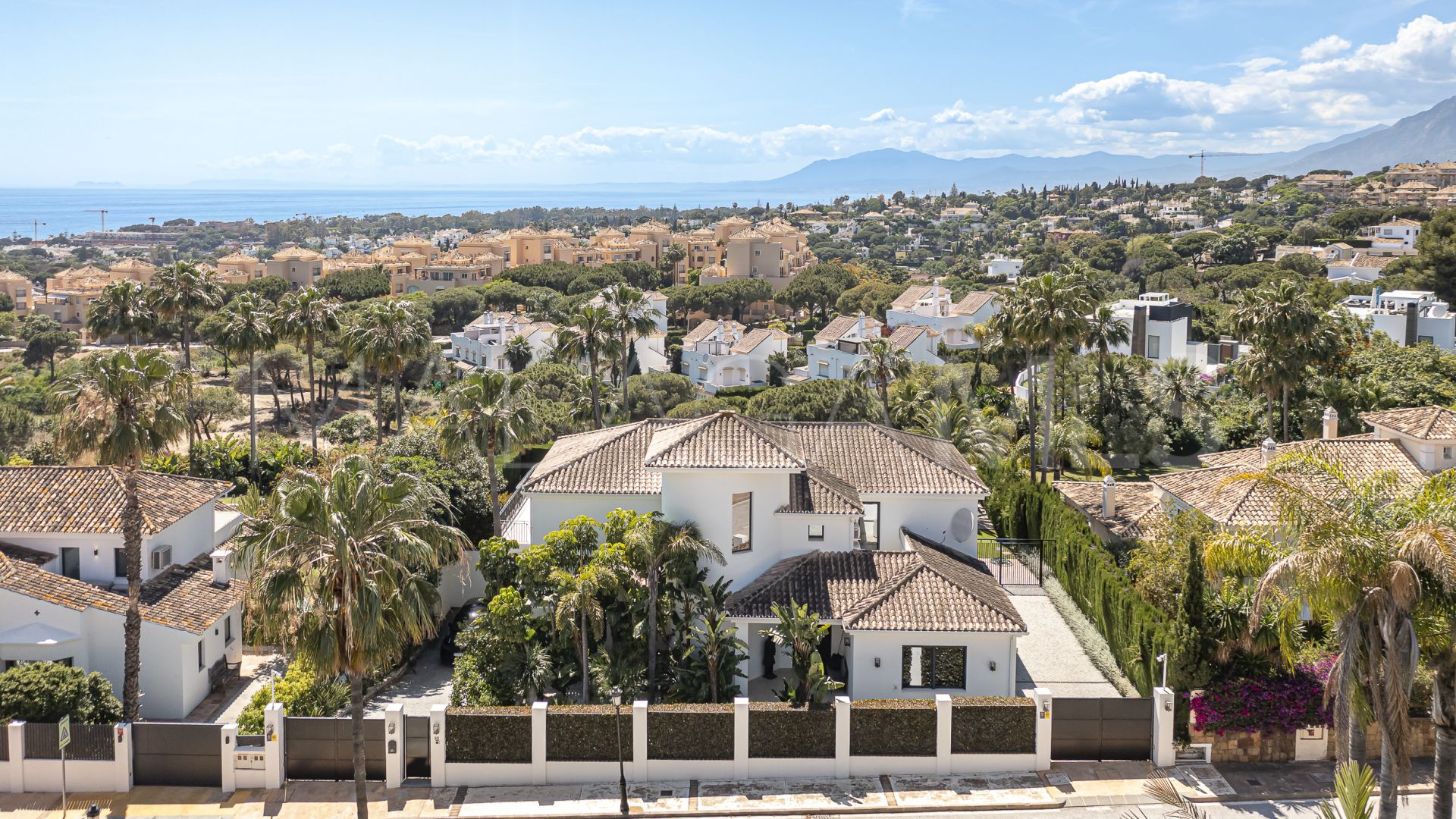 Villa for sale in Elviria
