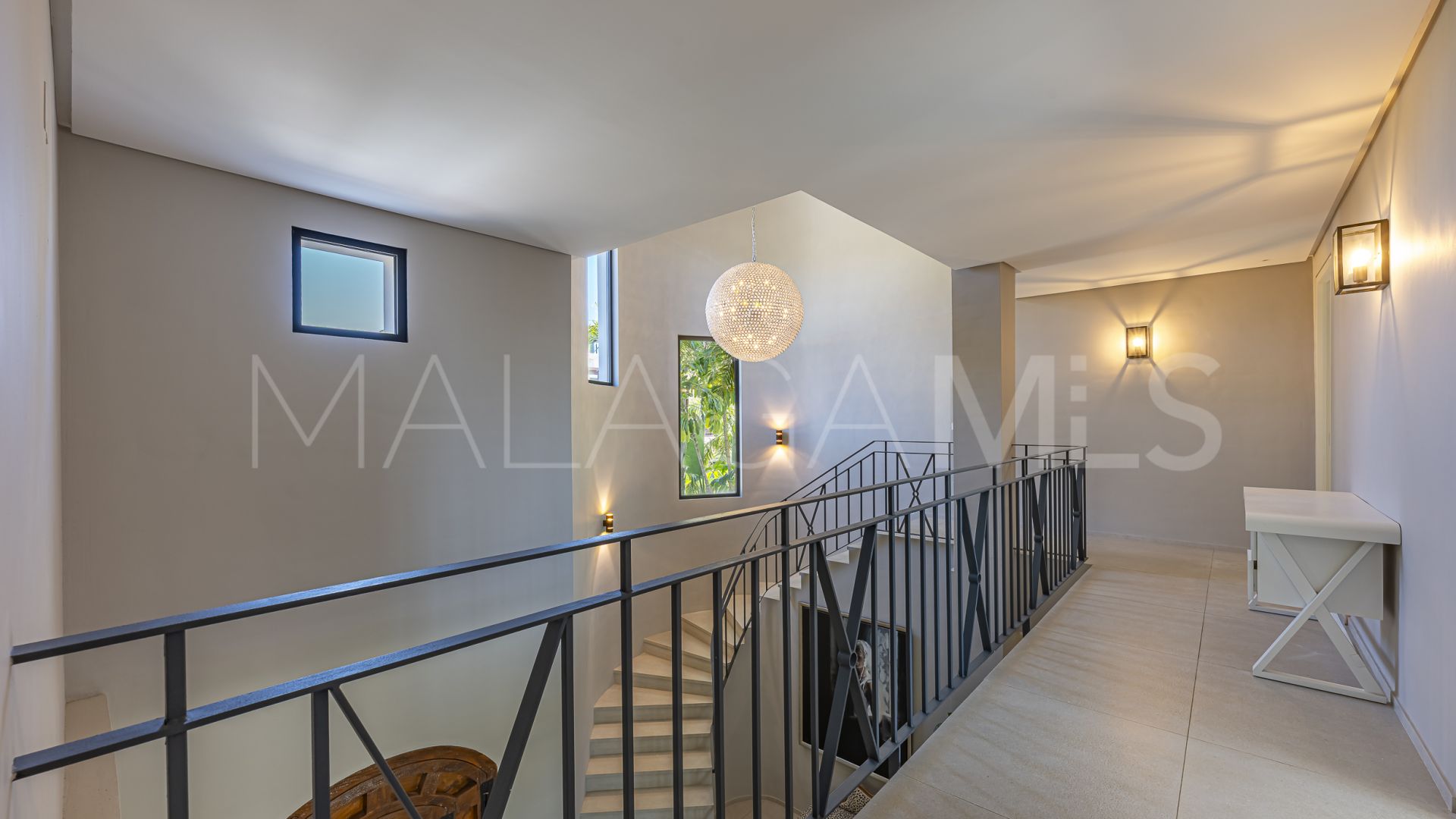 Villa for sale in Elviria
