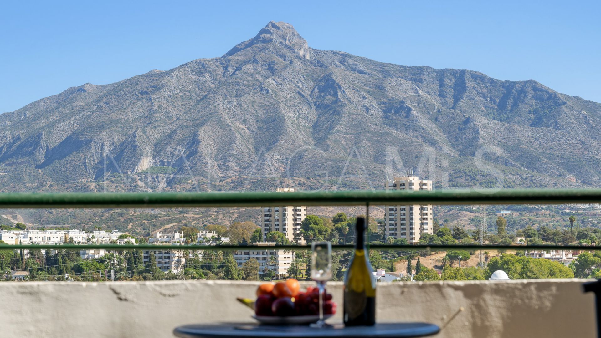 Buy atico duplex in Nueva Andalucia with 3 bedrooms