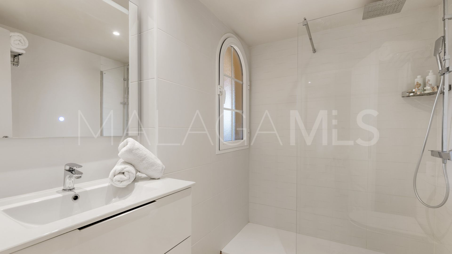 Buy atico duplex in Nueva Andalucia with 3 bedrooms