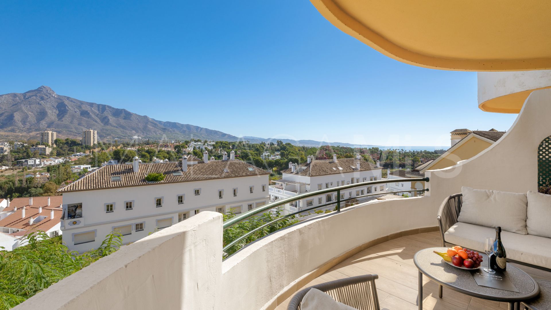 Buy atico duplex in Nueva Andalucia with 3 bedrooms