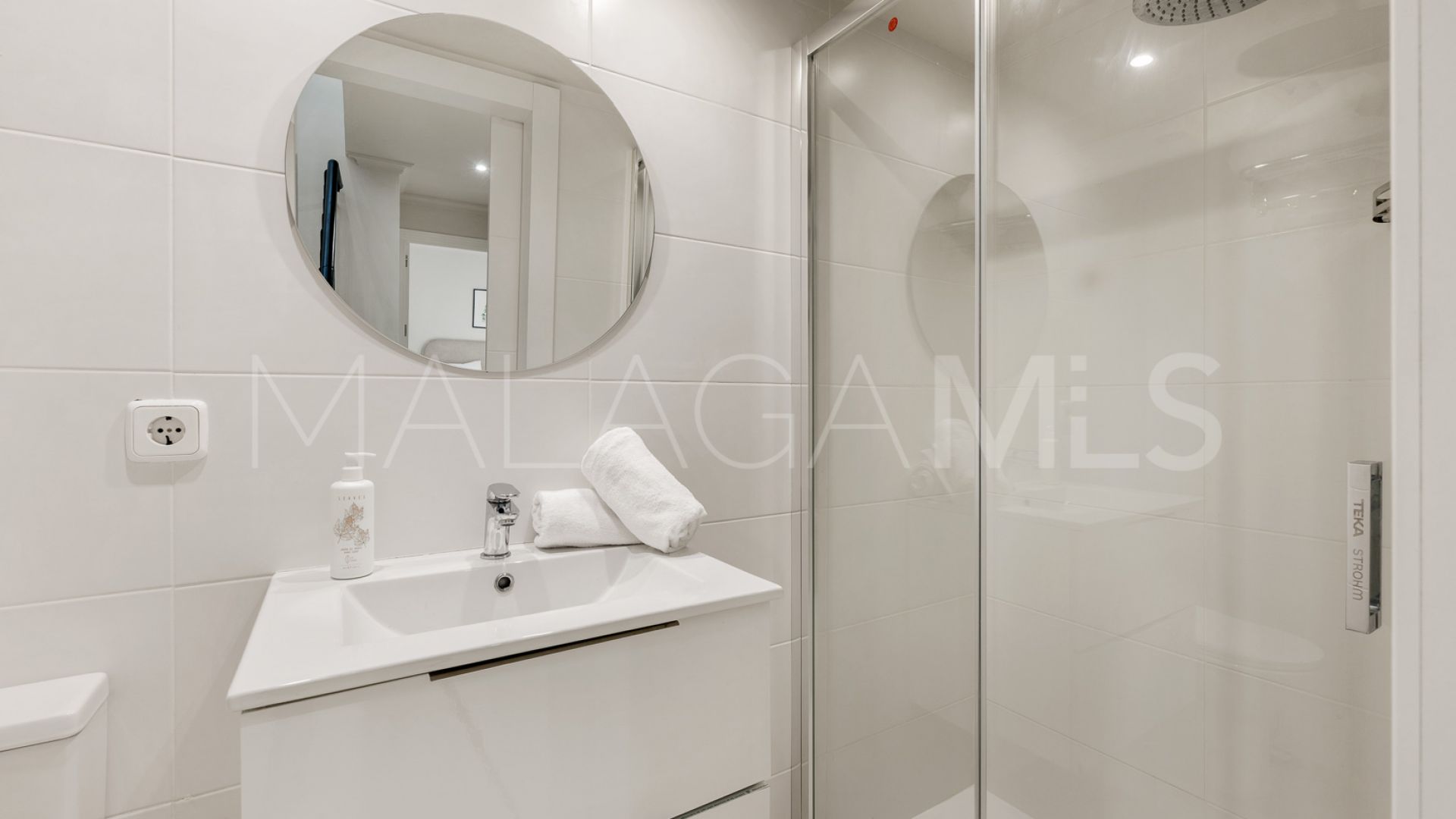 Buy atico duplex in Nueva Andalucia with 3 bedrooms