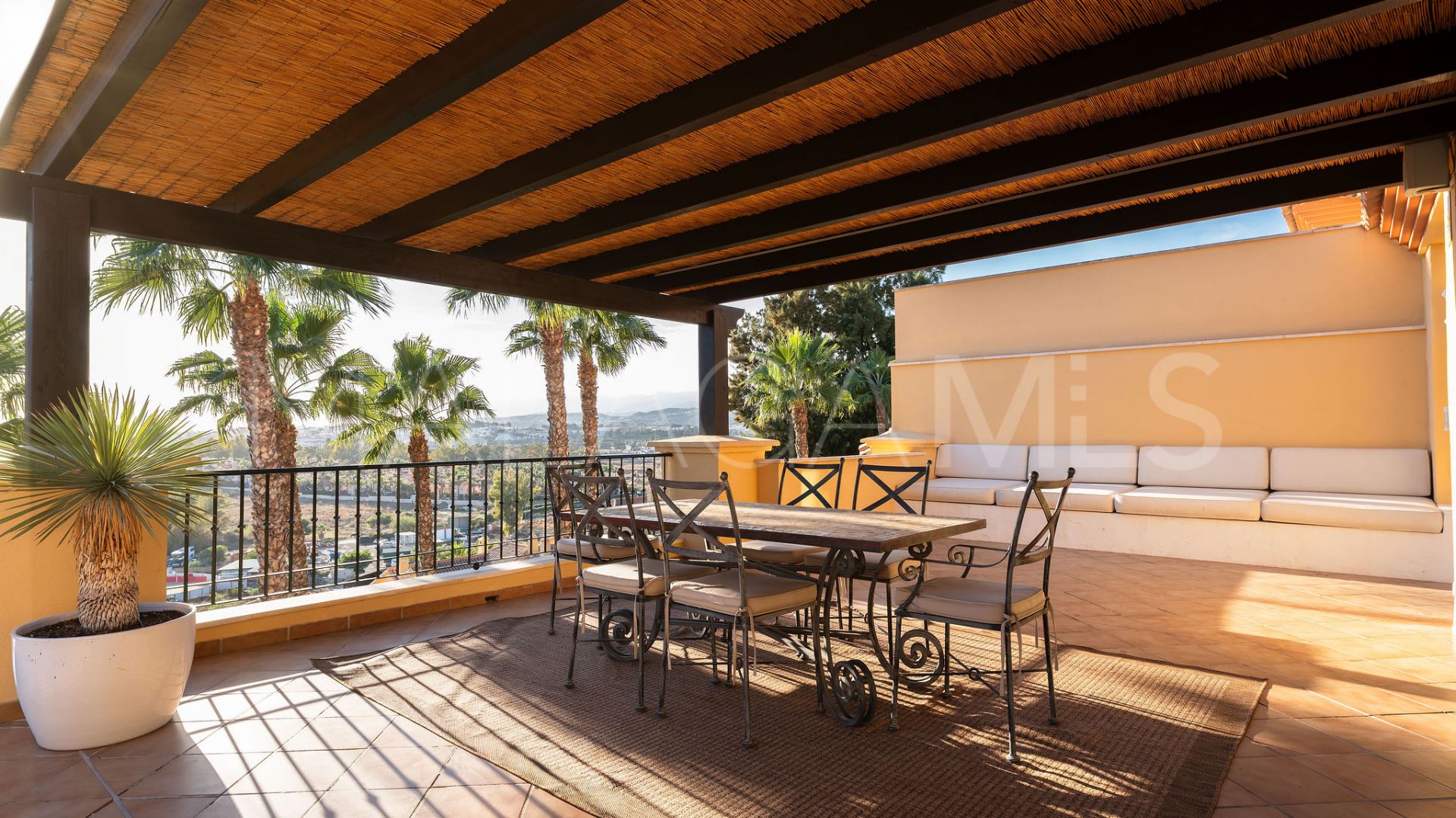 Takvåning for sale in Cumbres del Rodeo