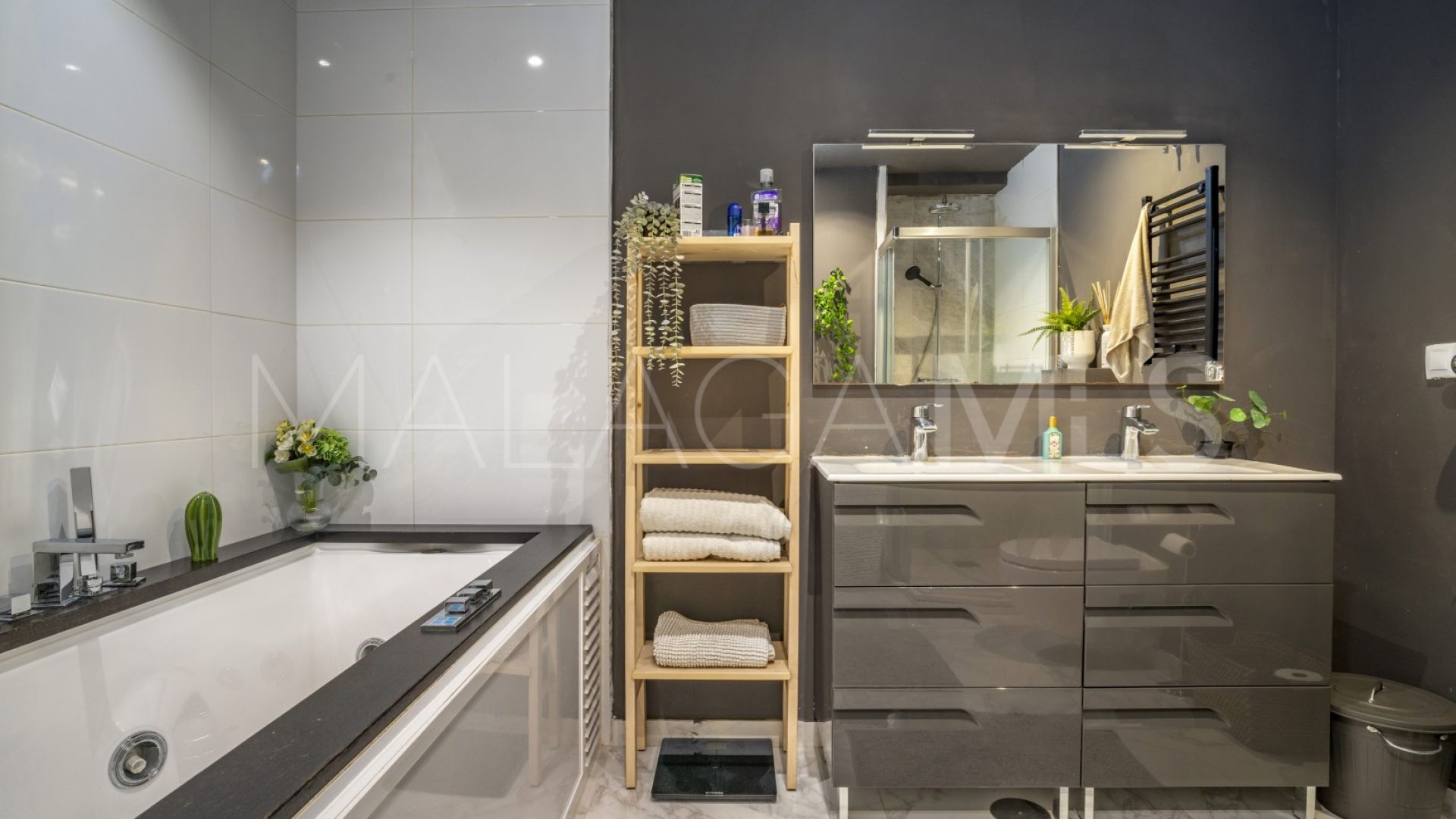 Lägenhet for sale in Royal Gardens