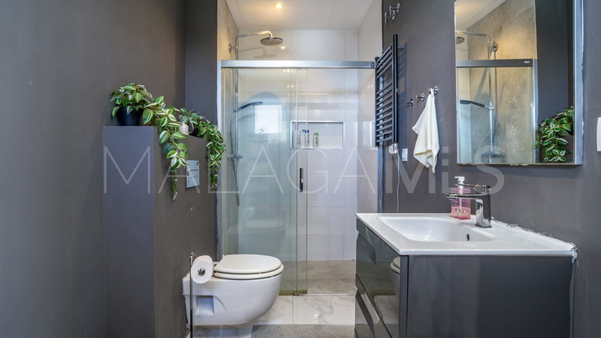 Lägenhet for sale in Royal Gardens