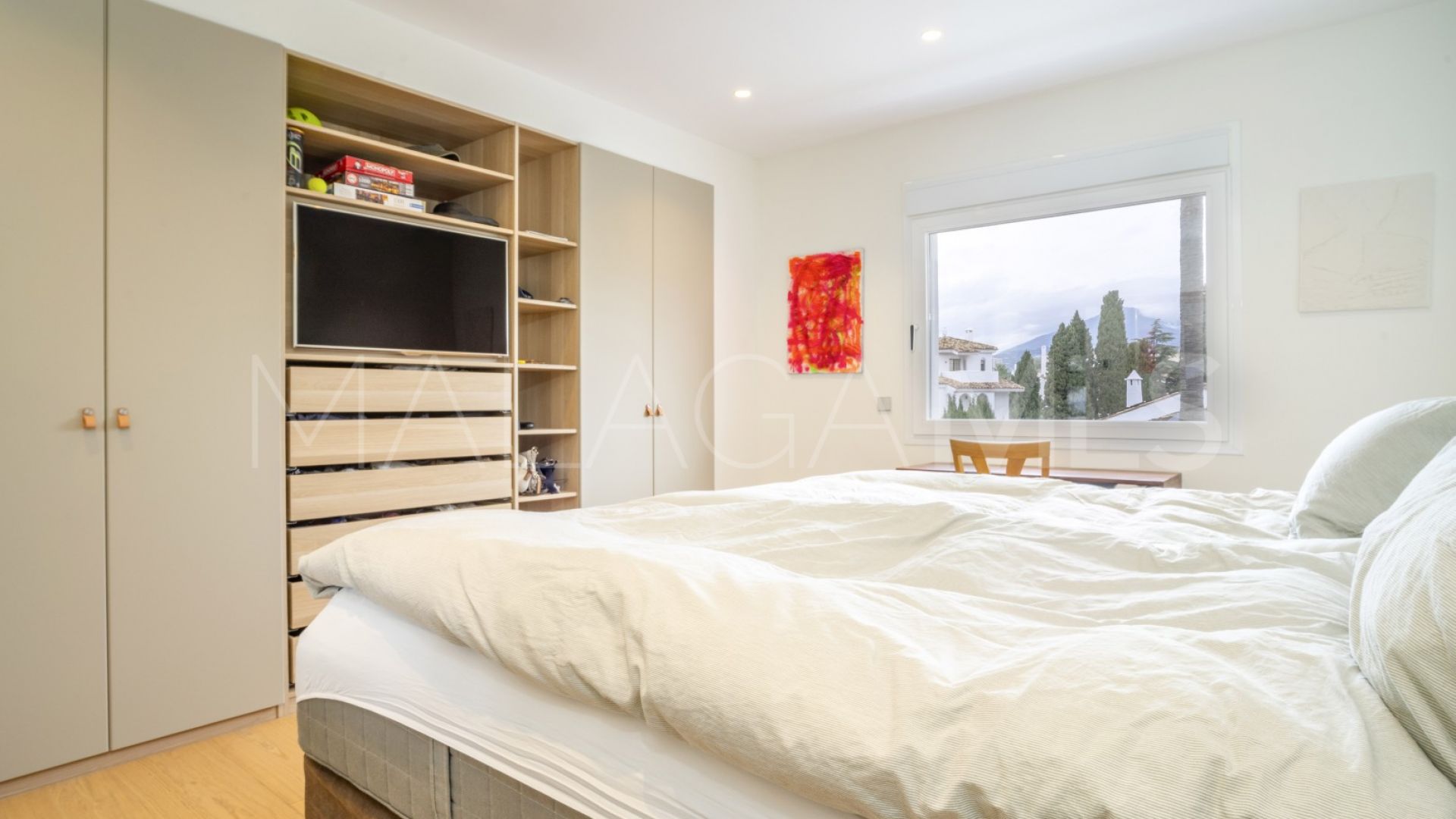 Apartment for sale in Royal Gardens with 3 bedrooms