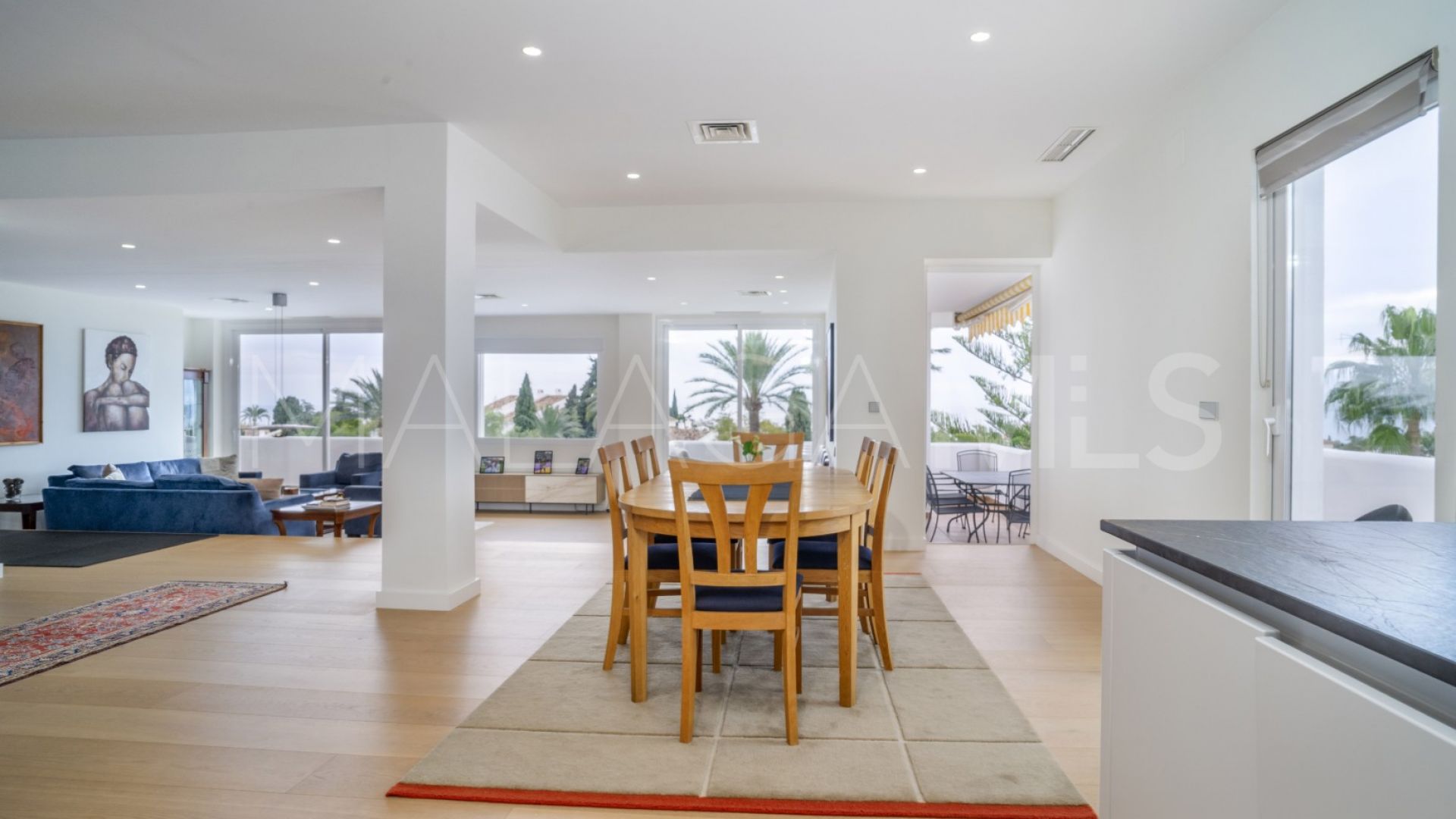 Apartment for sale in Royal Gardens with 3 bedrooms