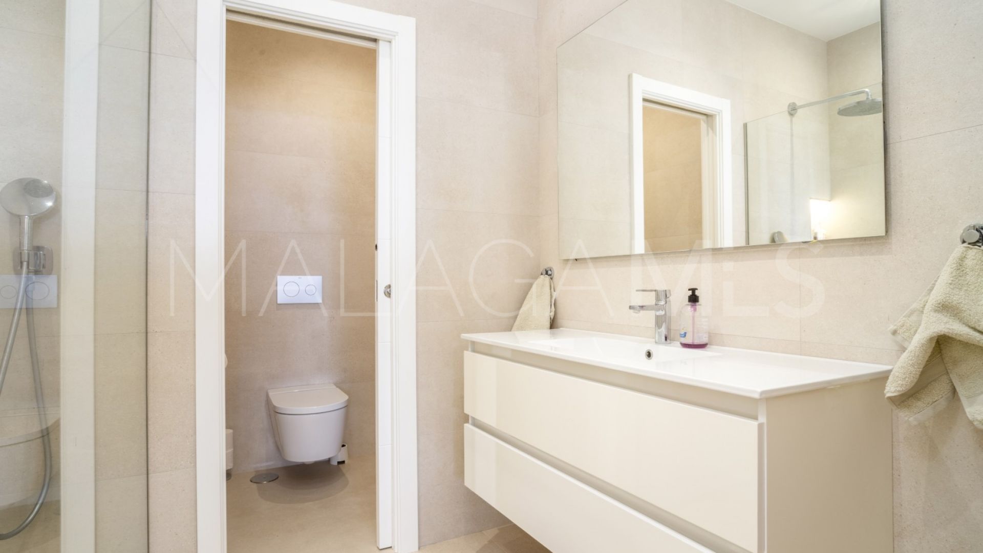 Apartment for sale in Royal Gardens with 3 bedrooms