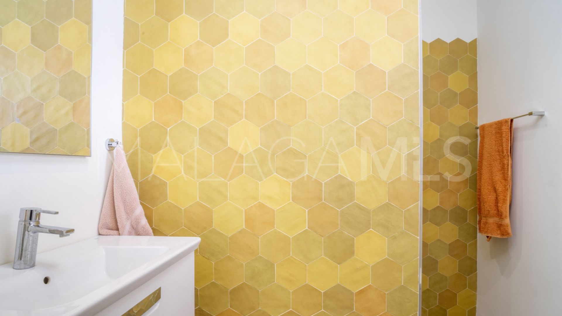 Apartment for sale in Royal Gardens with 3 bedrooms