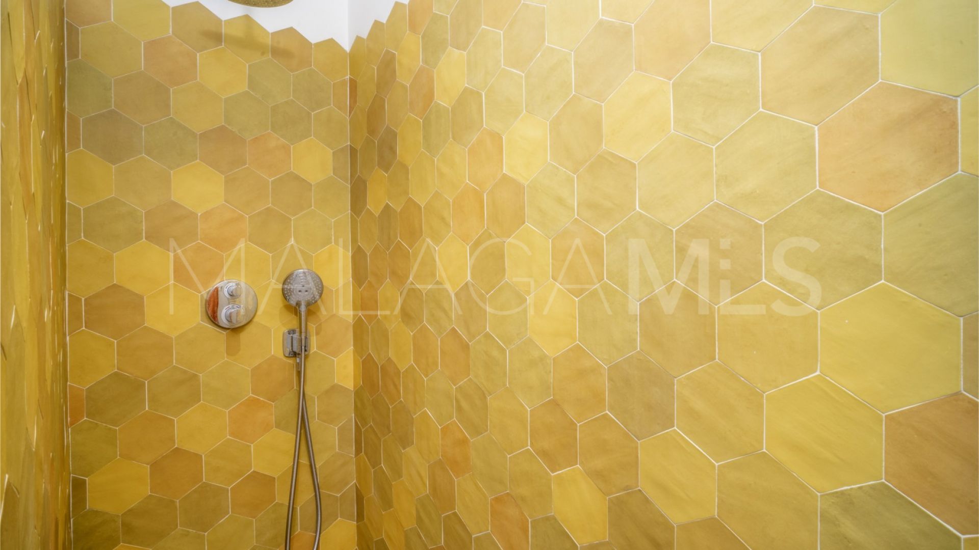 Apartment for sale in Royal Gardens with 3 bedrooms