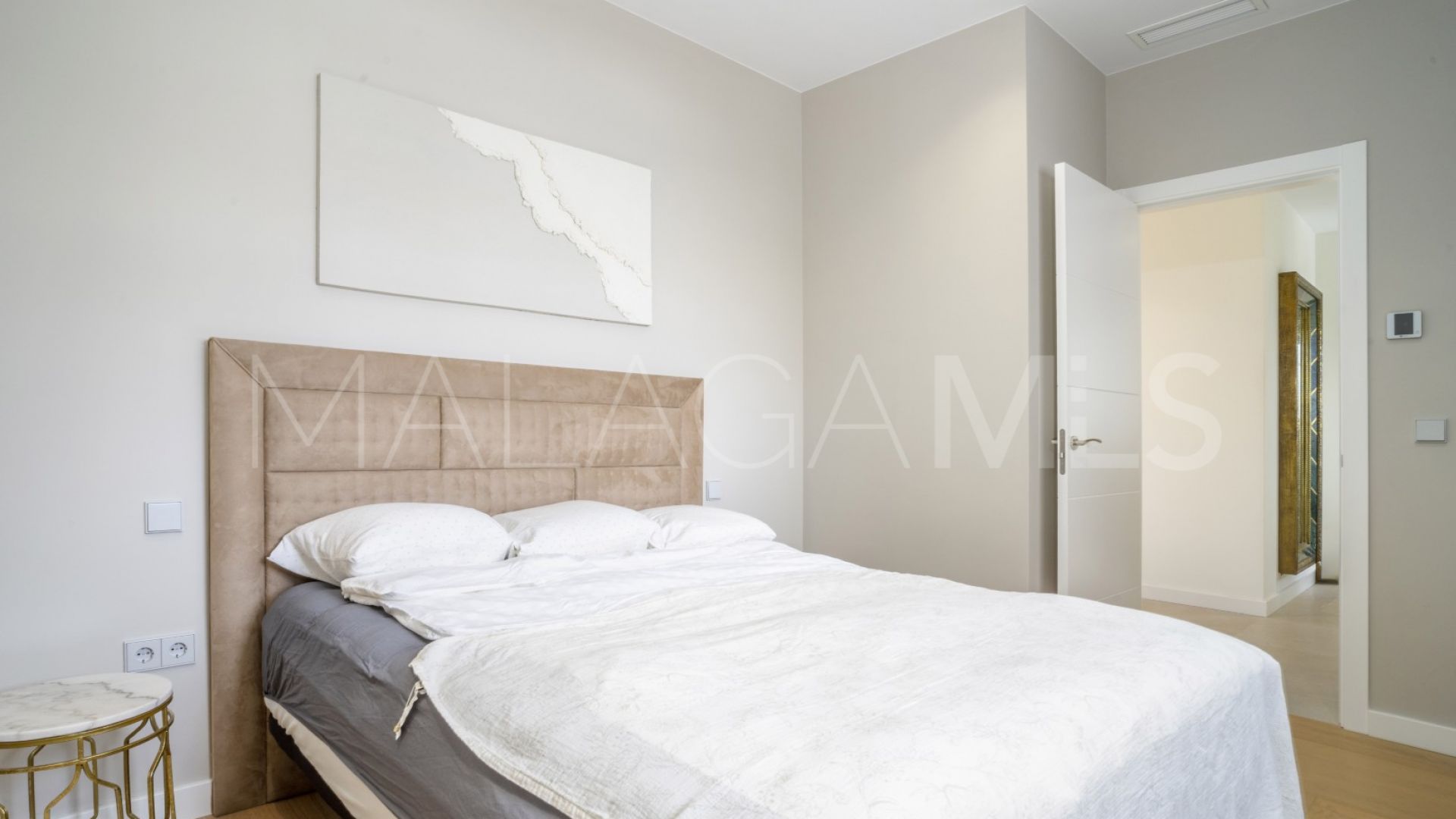 Apartment for sale in Royal Gardens with 3 bedrooms