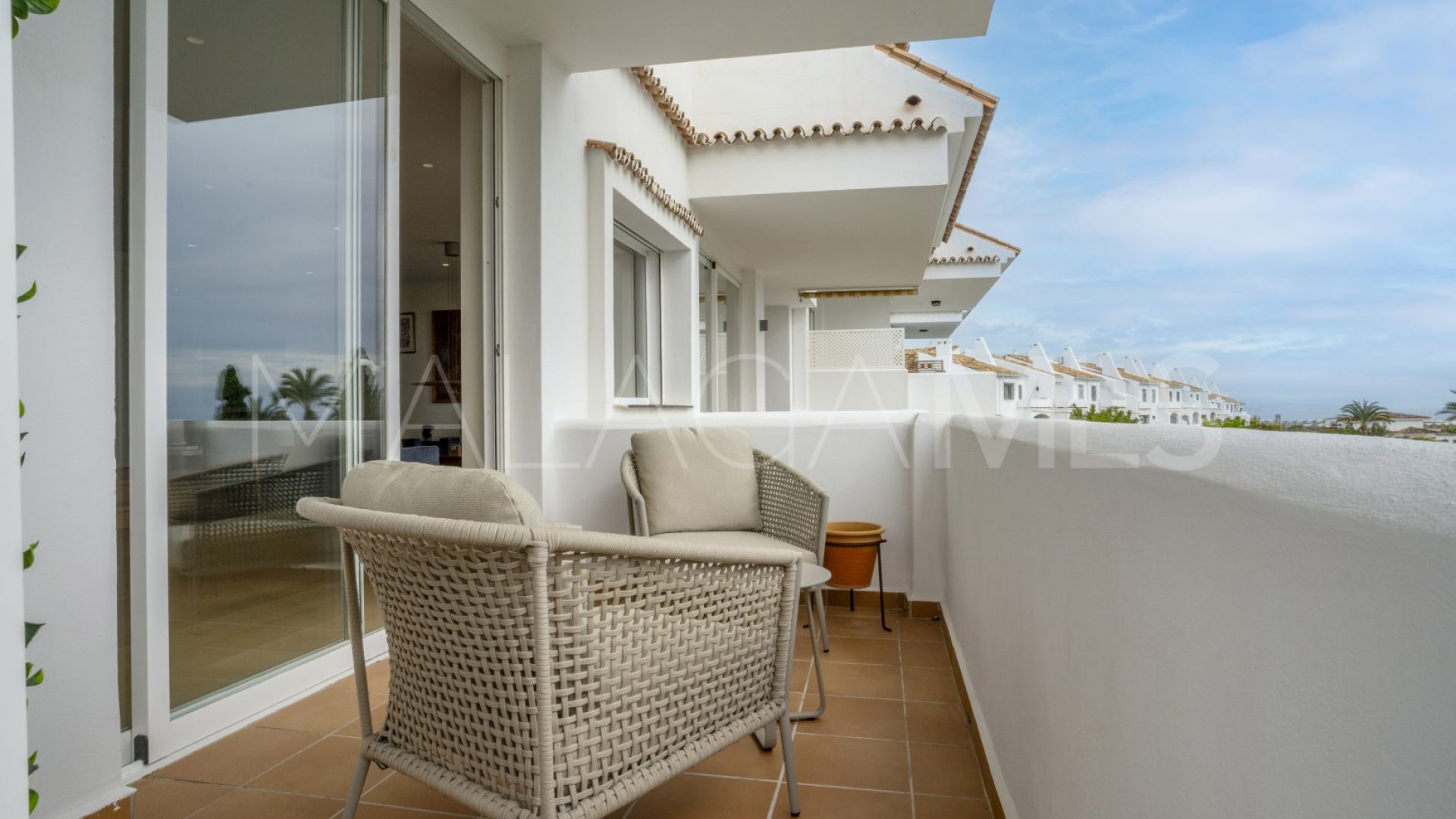 Apartment for sale in Royal Gardens with 3 bedrooms