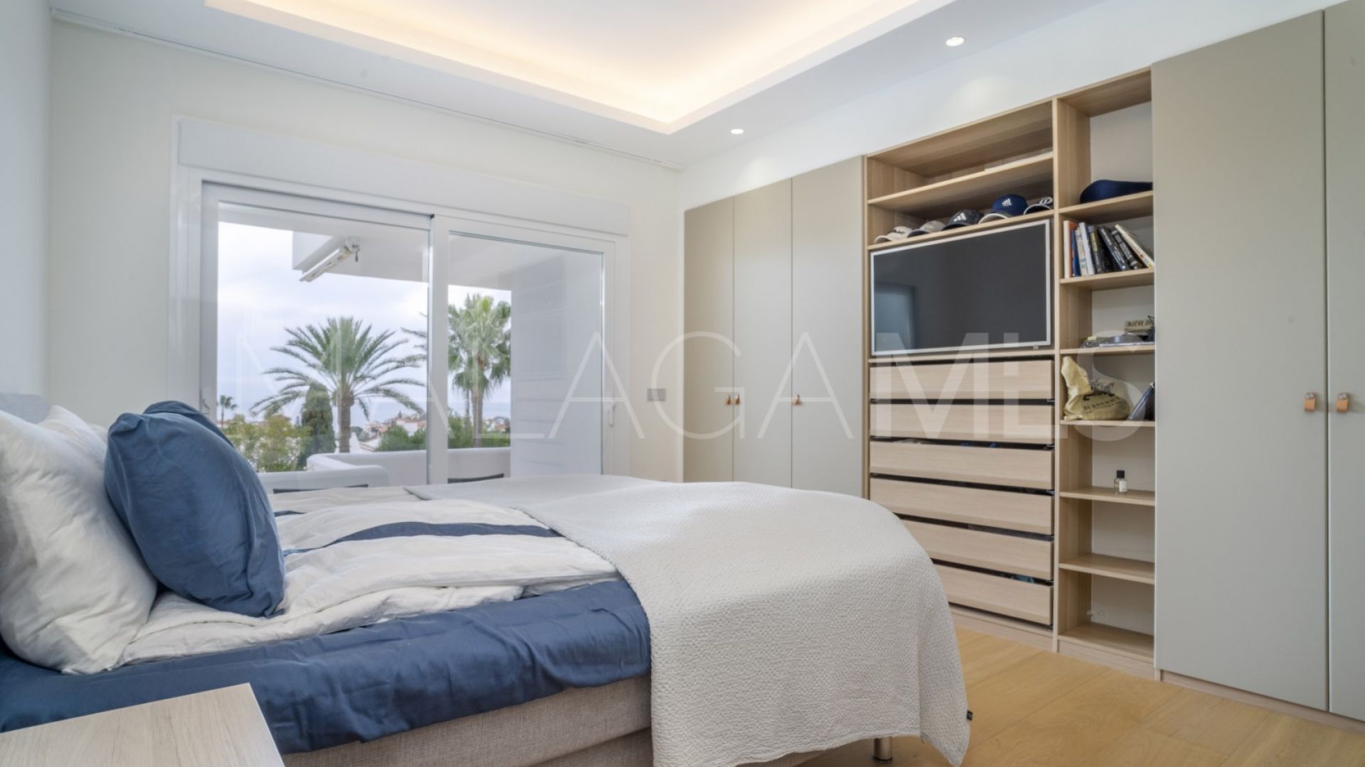 Apartment for sale in Royal Gardens with 3 bedrooms