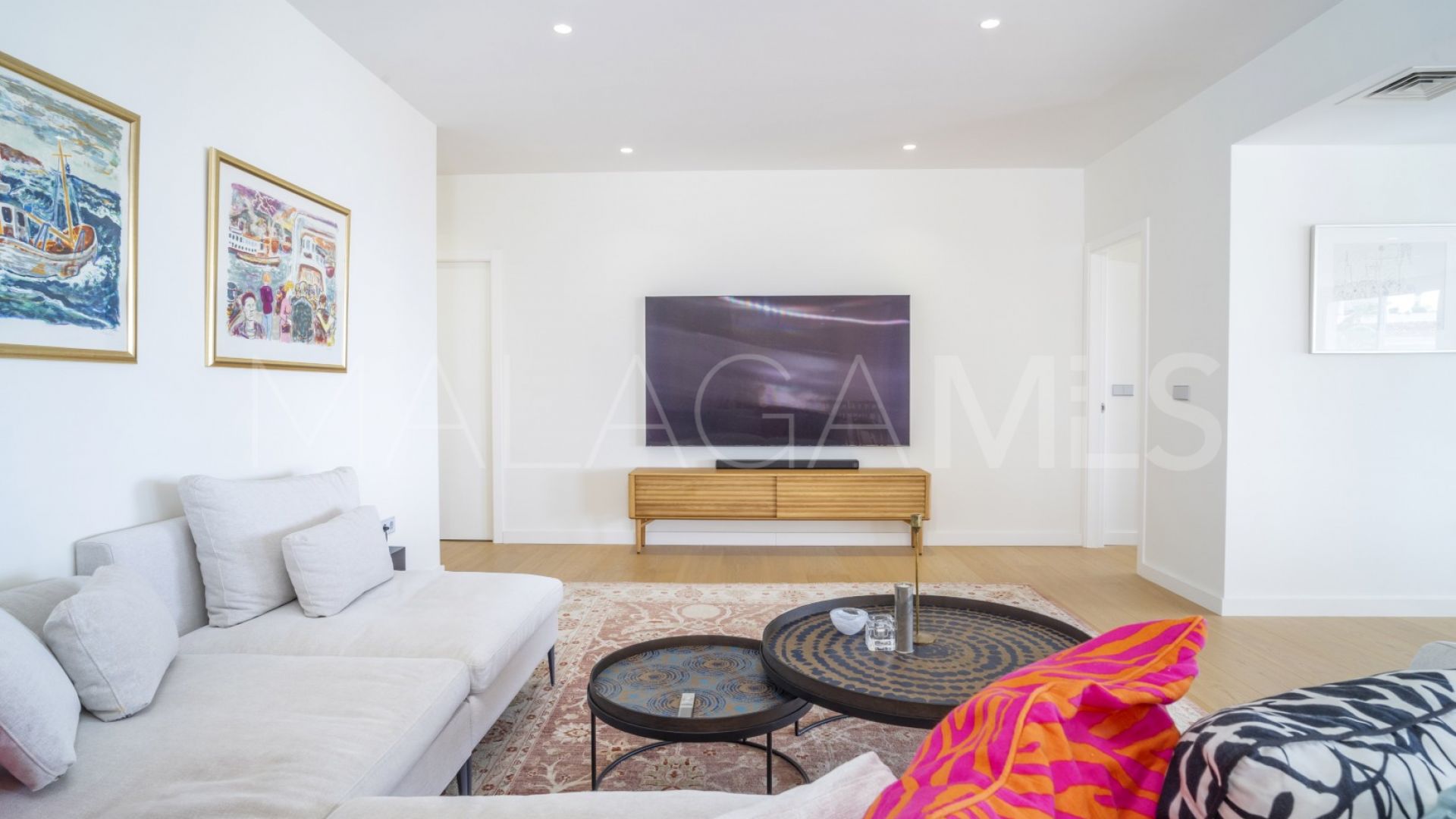 Apartment for sale in Royal Gardens with 3 bedrooms