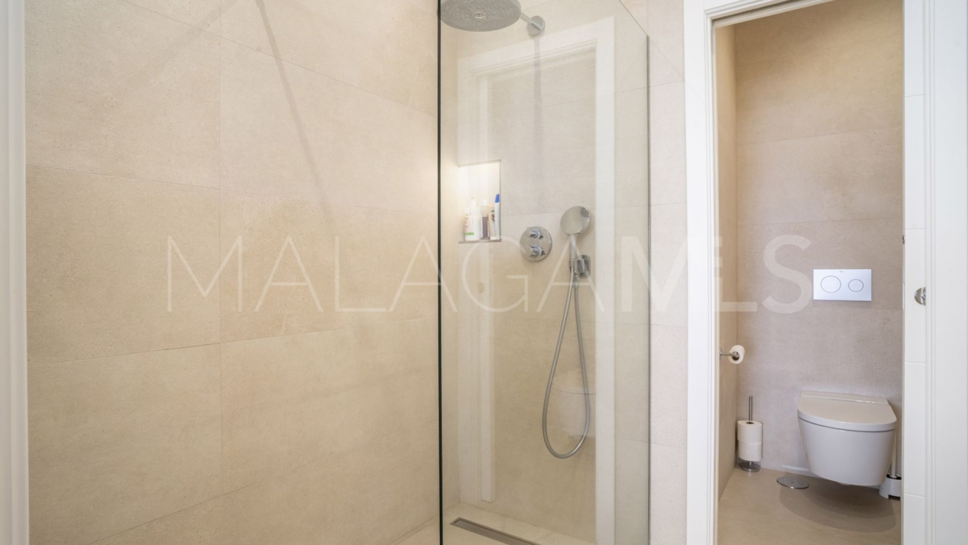 Apartment for sale in Royal Gardens with 3 bedrooms