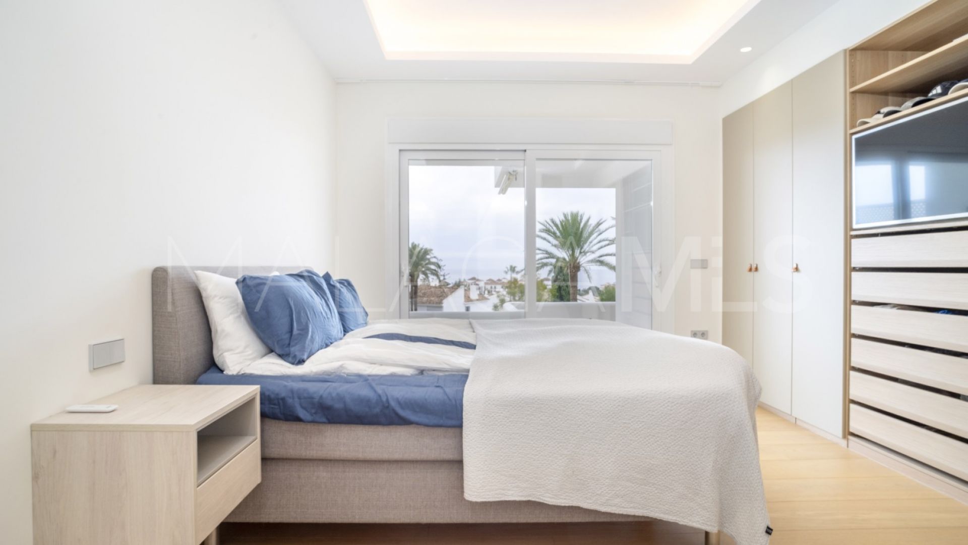 Apartment for sale in Royal Gardens with 3 bedrooms