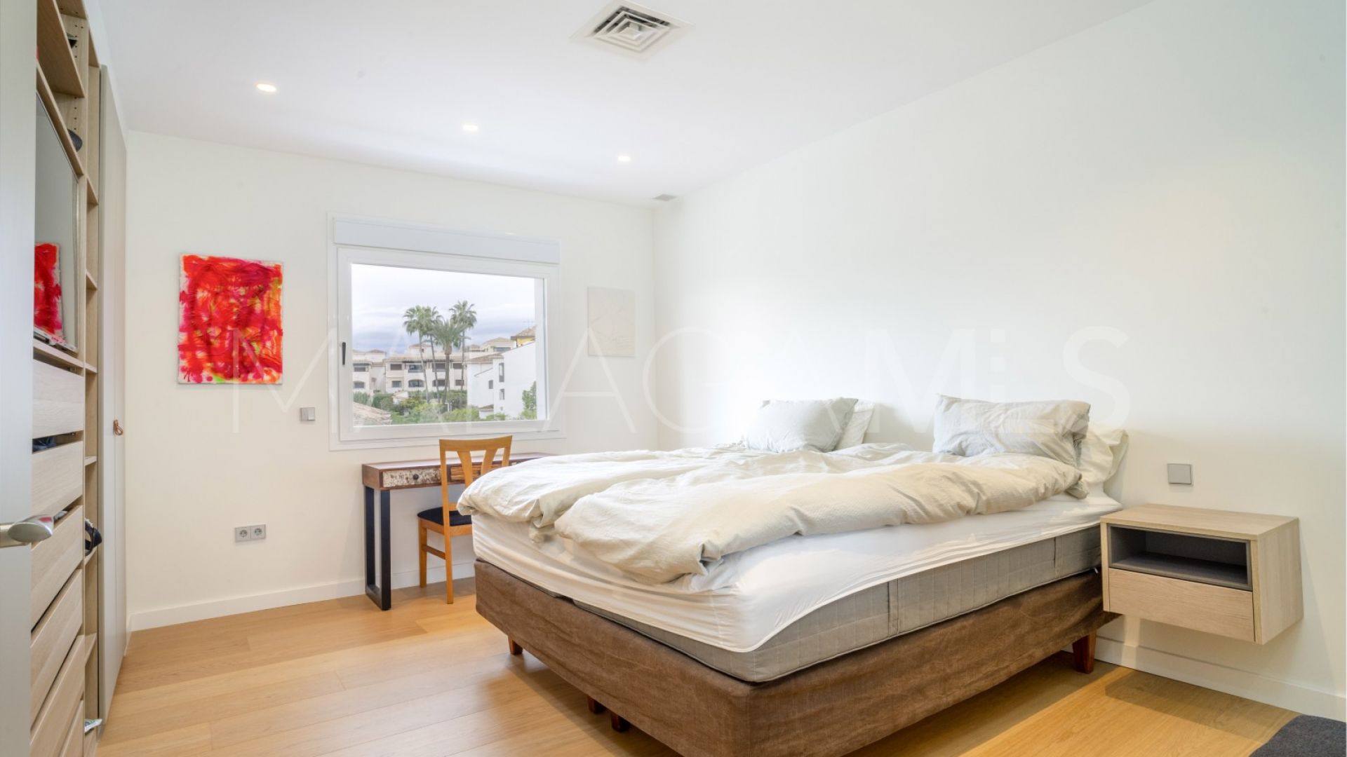 Apartment for sale in Royal Gardens with 3 bedrooms