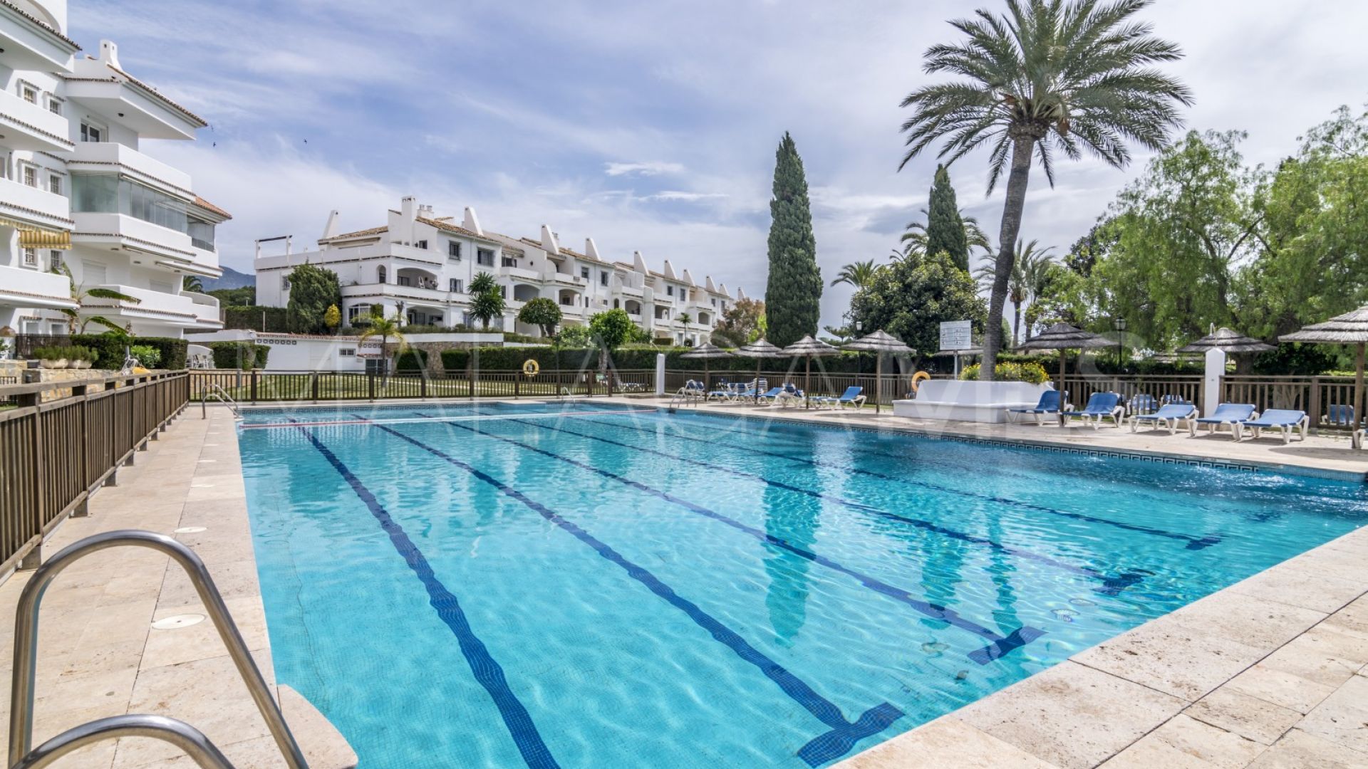 Apartment for sale in Royal Gardens with 3 bedrooms