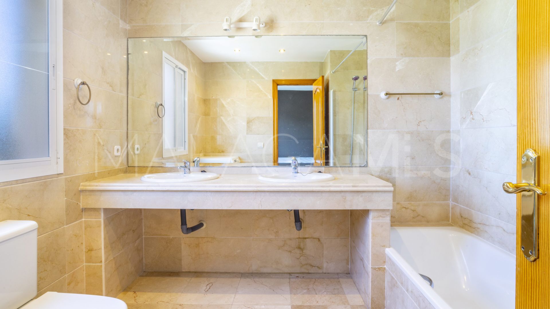 Triplex for sale in Los Pinos de Aloha