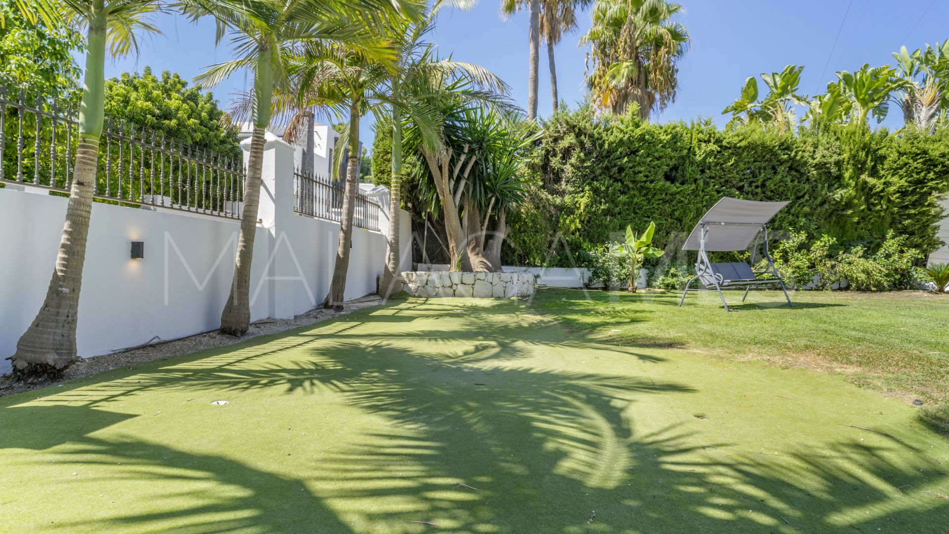 Villa for sale in Nueva Andalucia