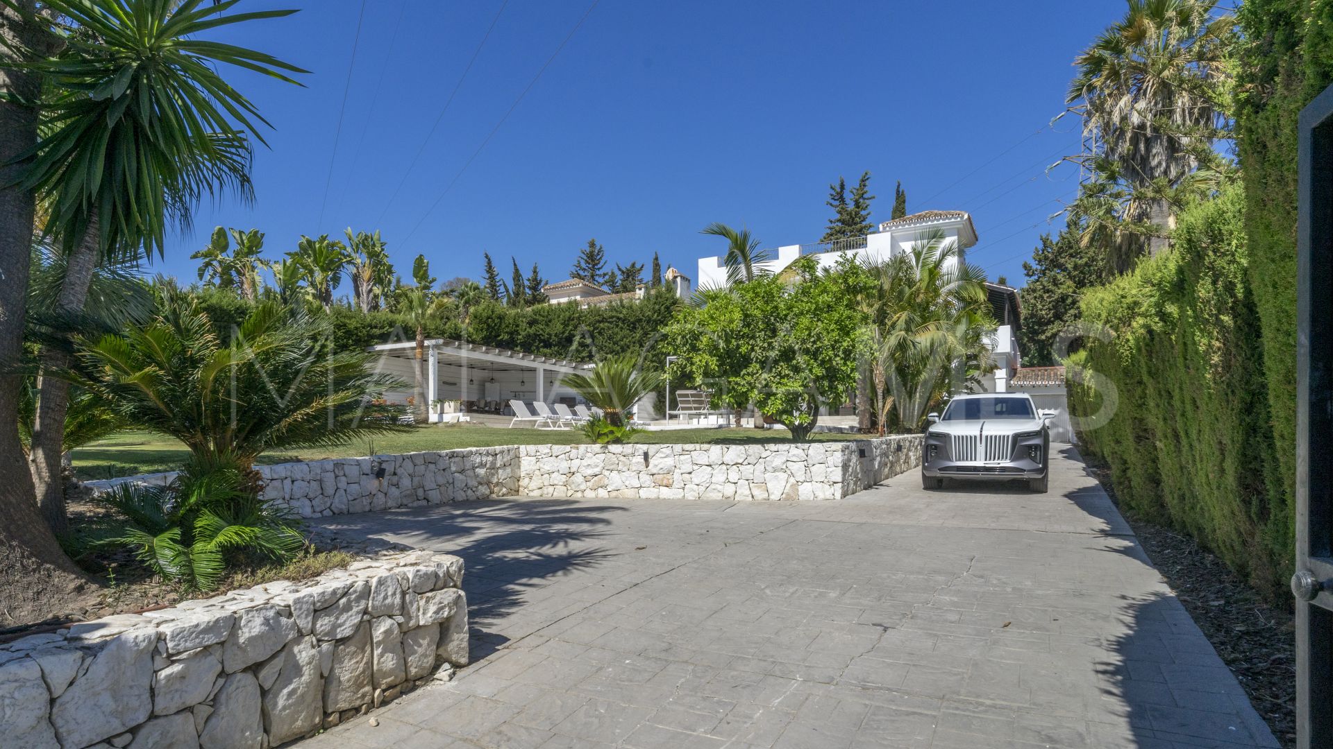 Villa for sale in Nueva Andalucia