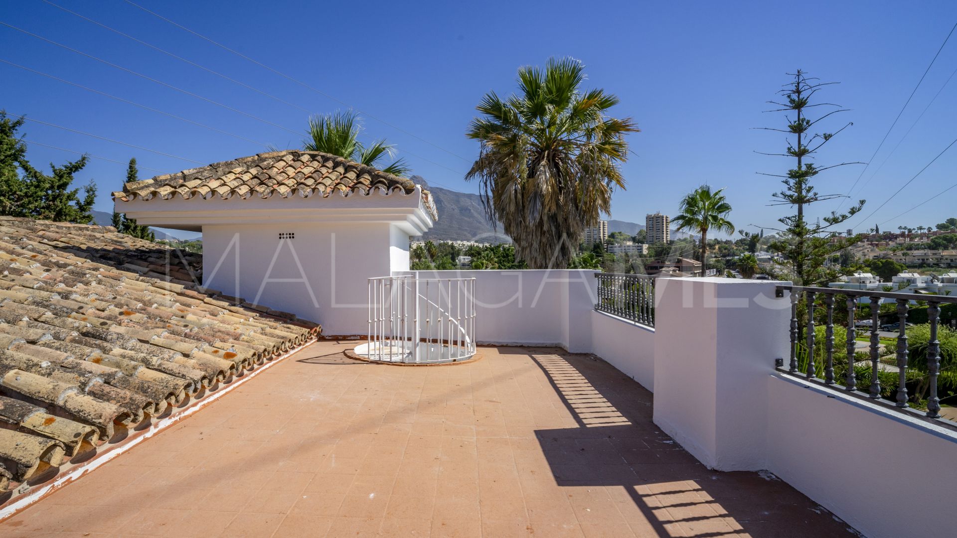 Villa for sale in Nueva Andalucia
