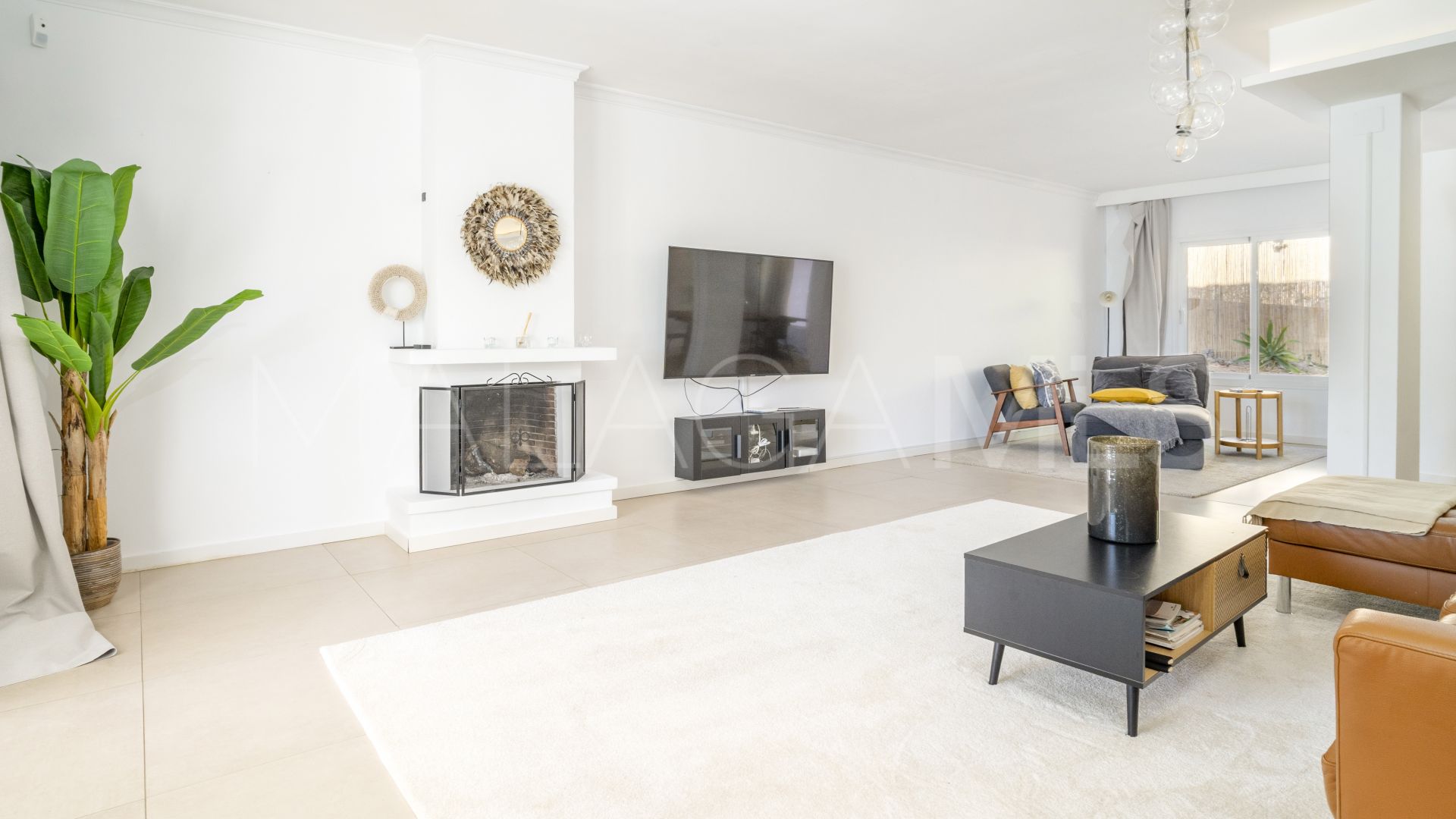 Villa for sale in Nueva Andalucia