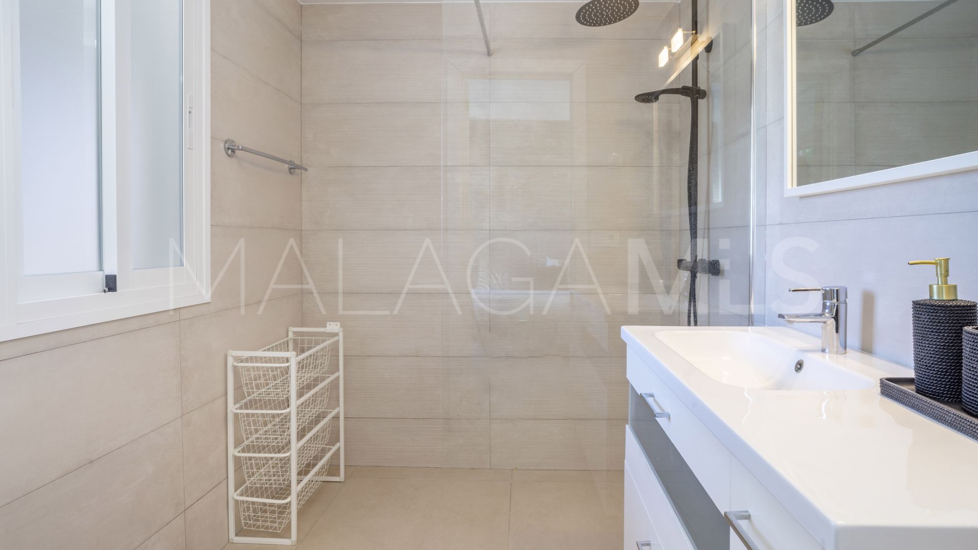 Villa for sale in Nueva Andalucia