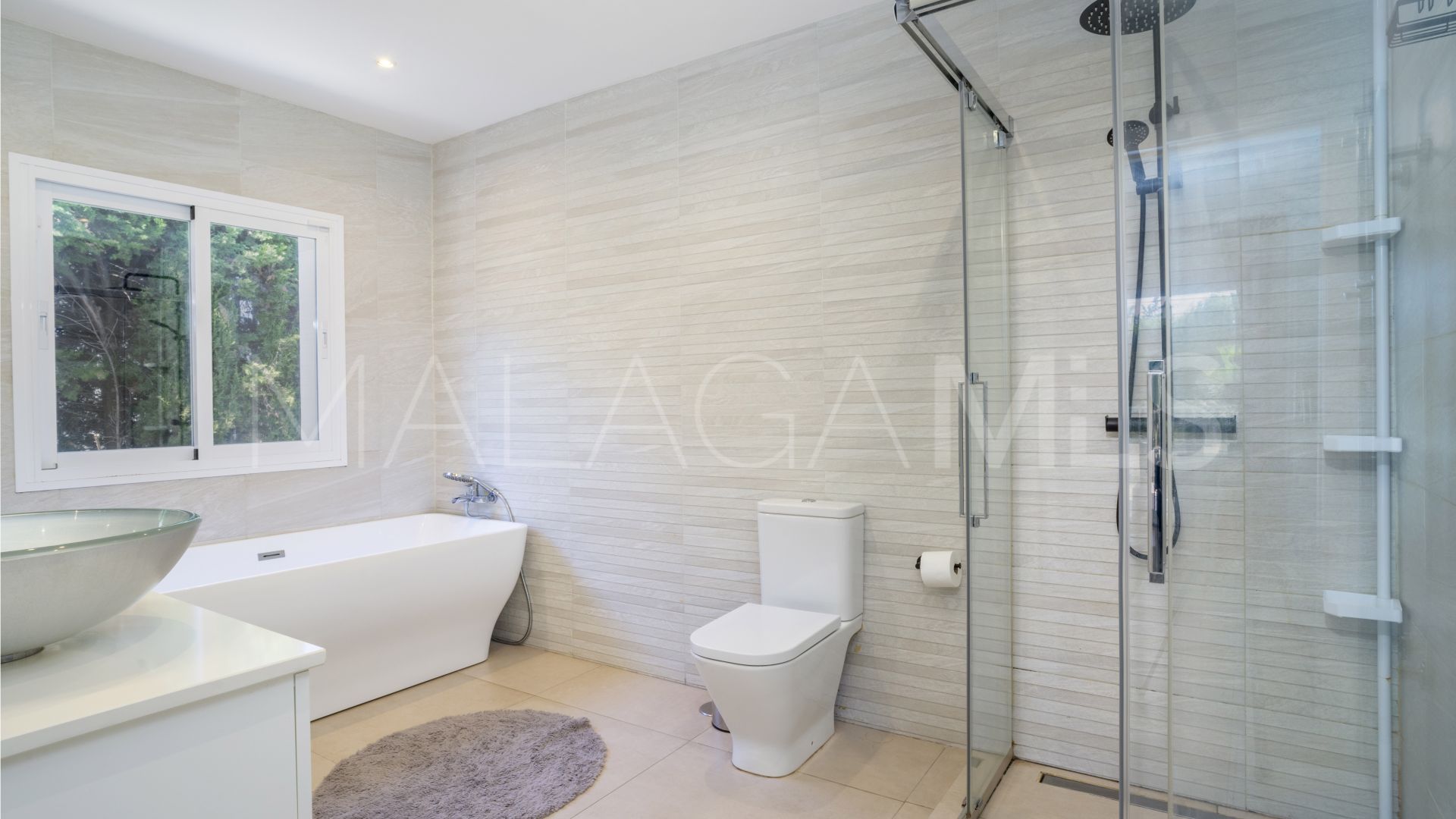Villa for sale in Nueva Andalucia